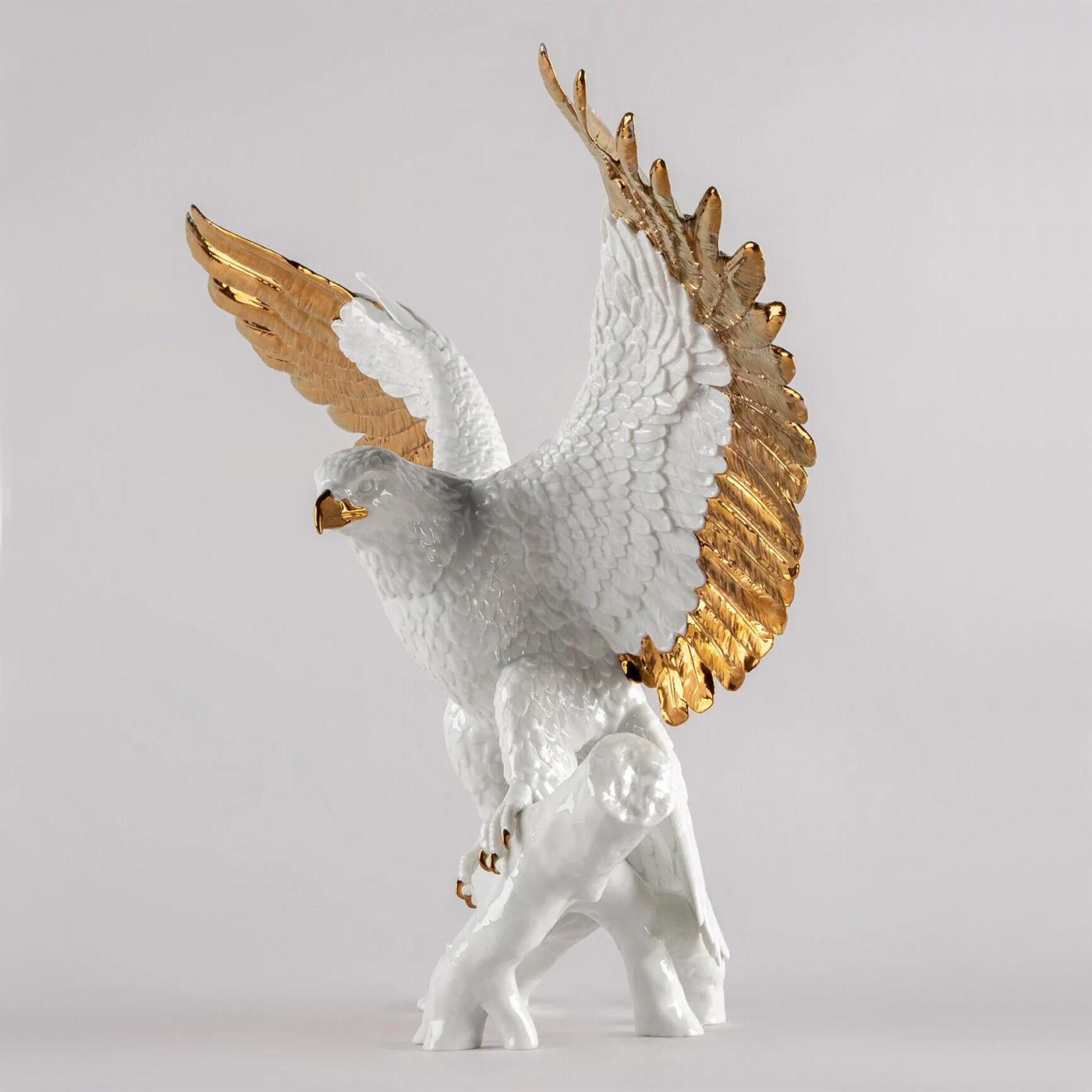 Skulptur Weißer Adler mit ganzer Struktur aus Porzellan 
in glänzender Ausführung und in glasierter Kupferglanzausführung.