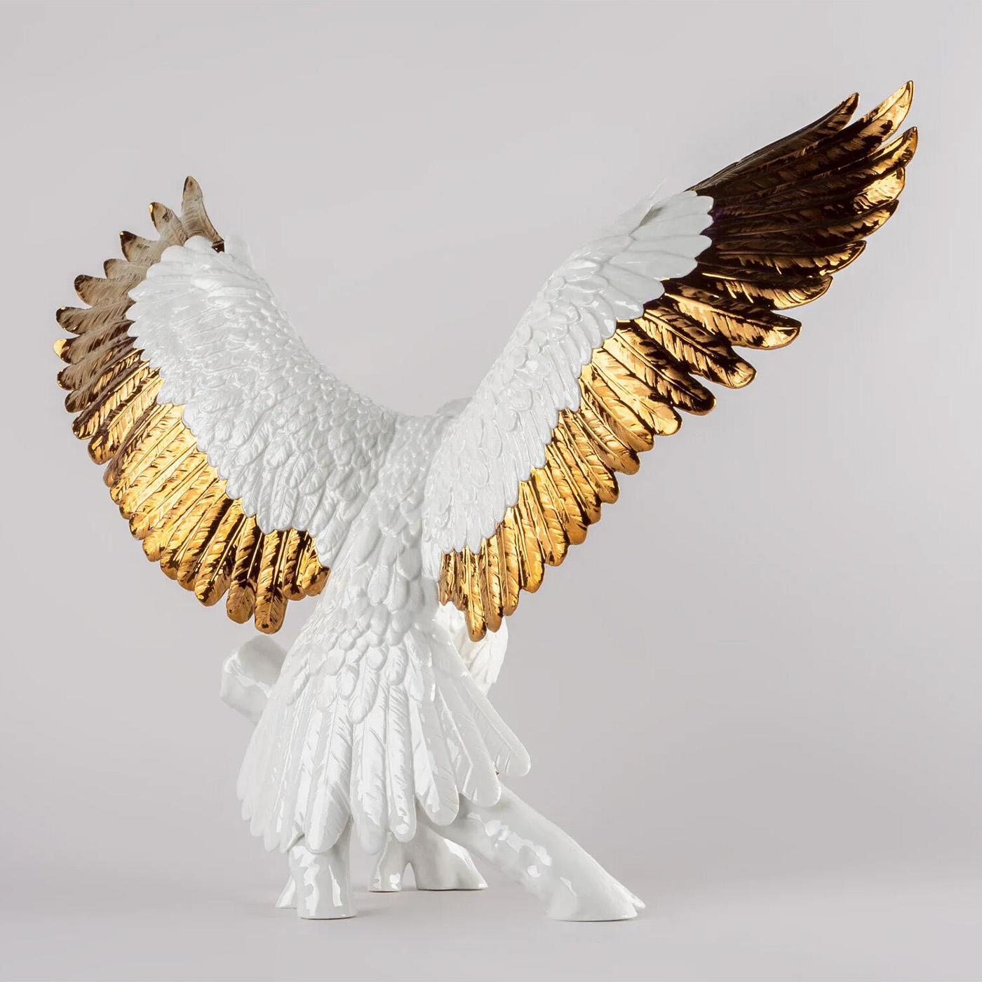 Skulptur eines weißen Adlers (Glasiert) im Angebot