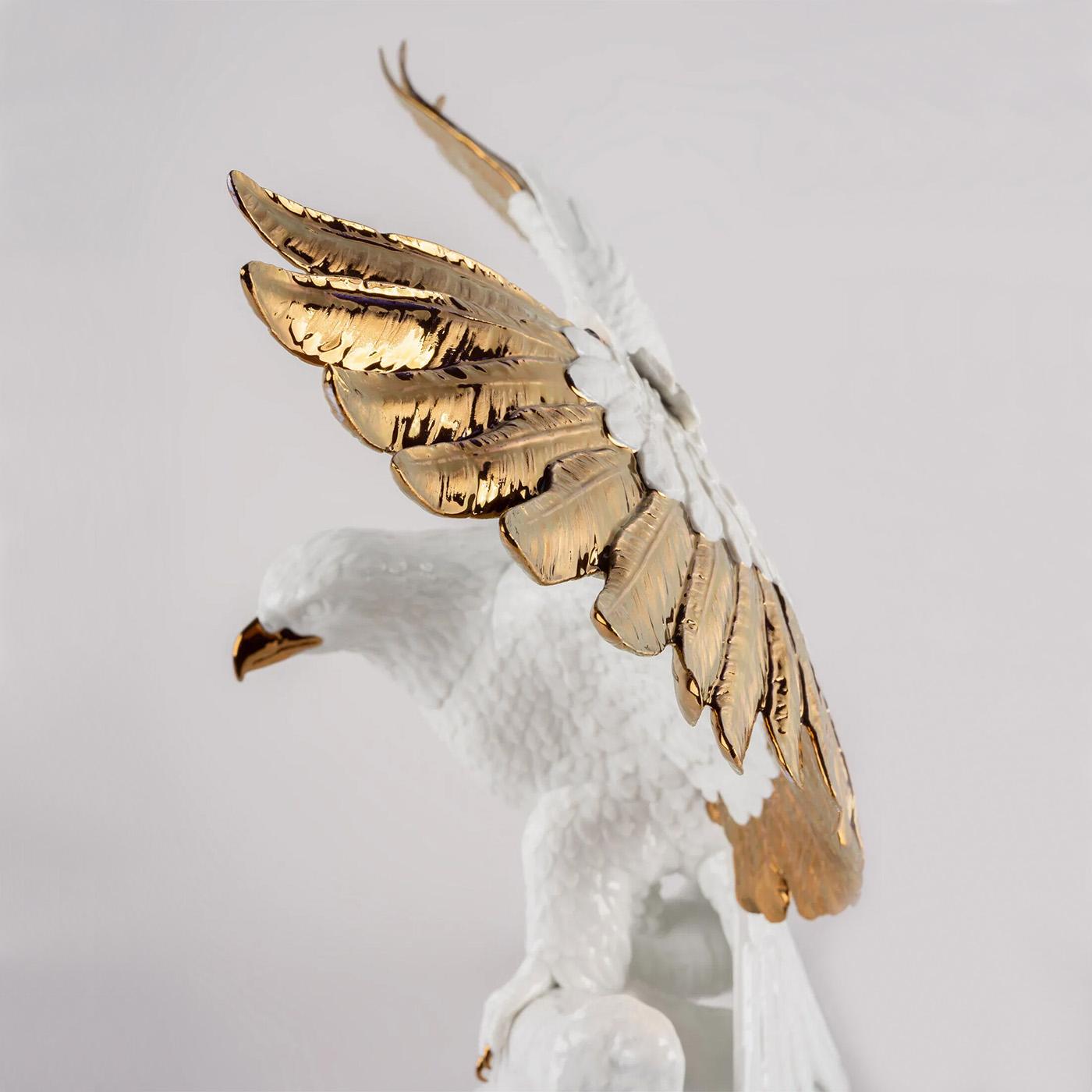 Skulptur eines weißen Adlers im Zustand „Neu“ im Angebot in Paris, FR