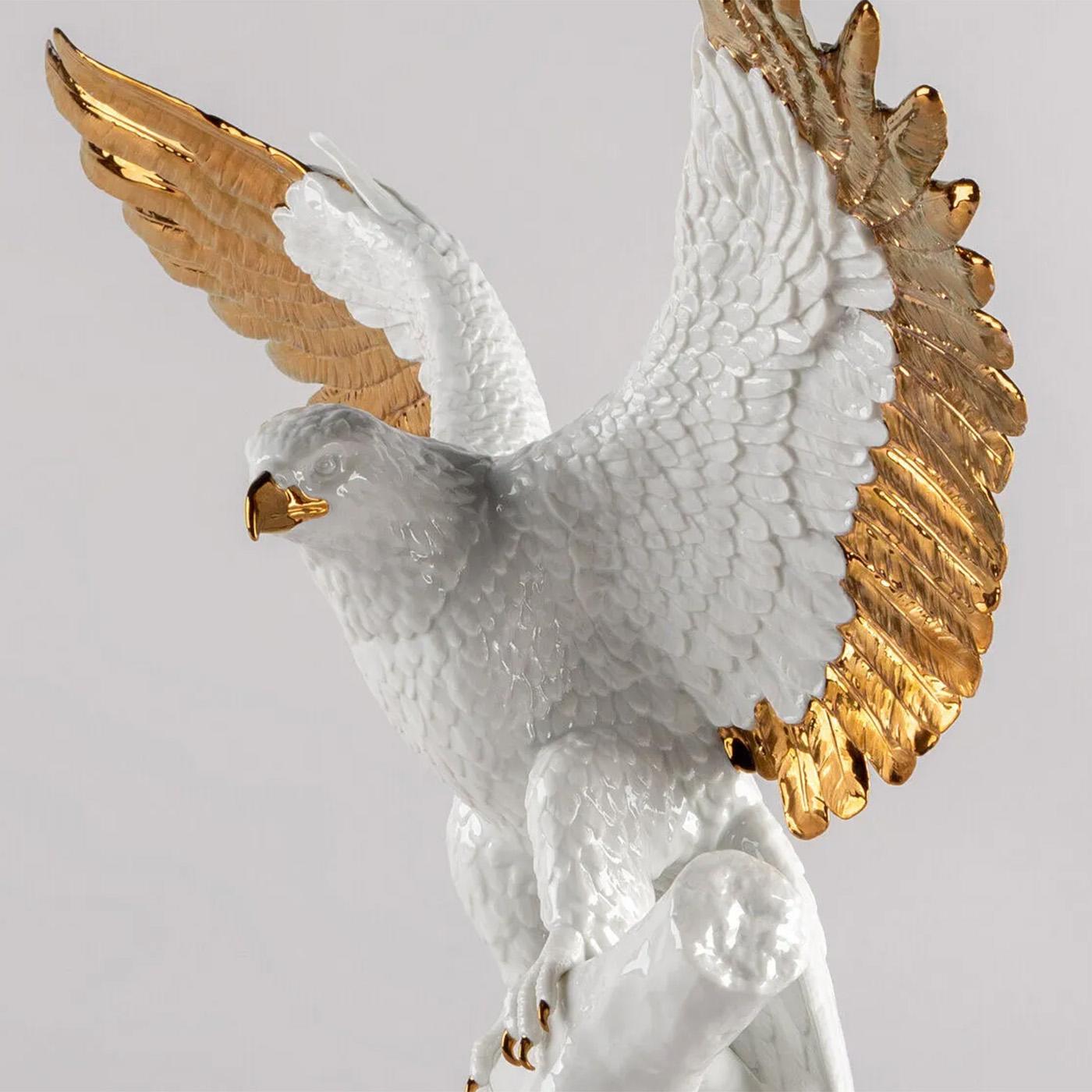 Skulptur eines weißen Adlers im Angebot 2