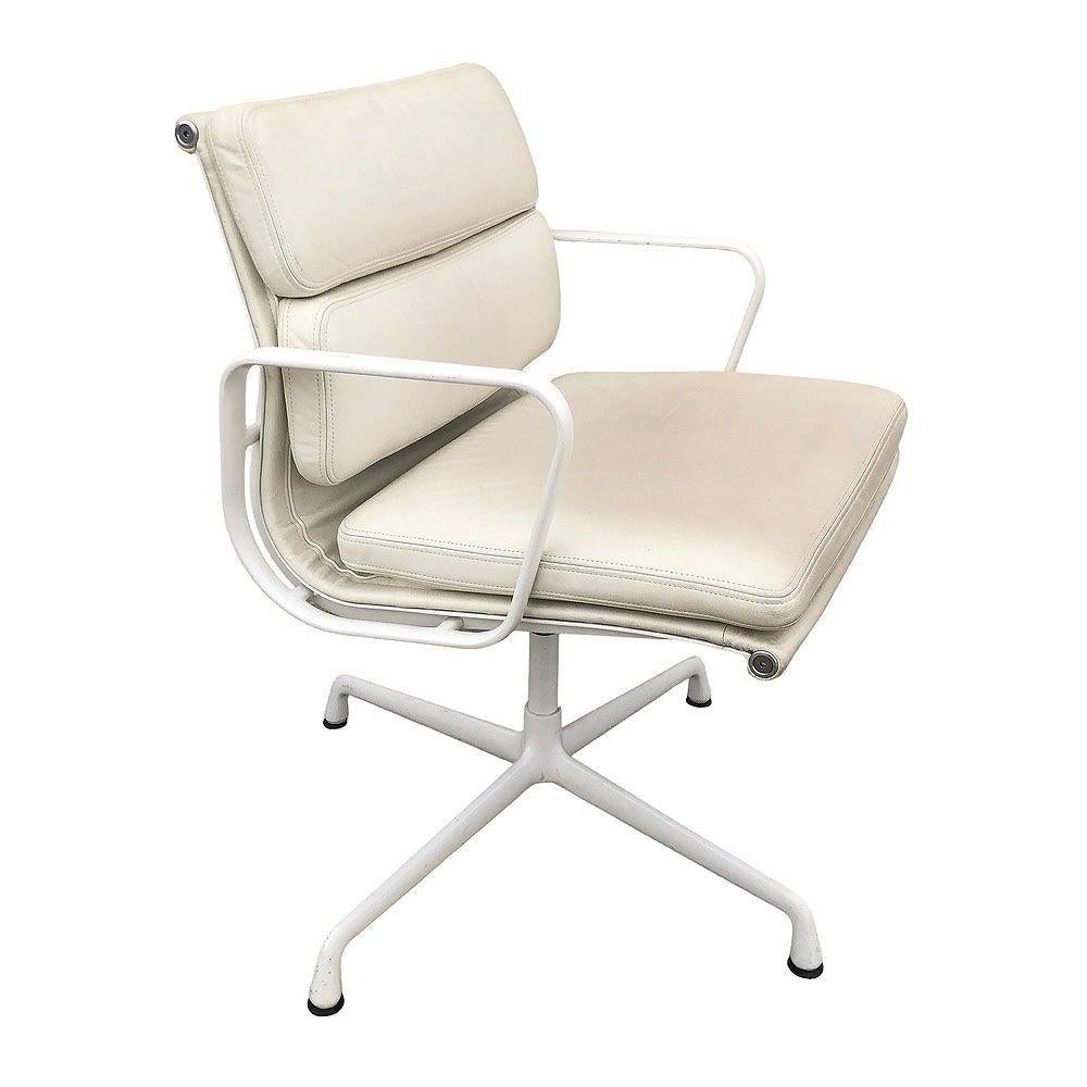Dieser Satz von 4 Charles und Ray Eames EA208 Soft Pad Chairs, entworfen von Herman Miller, ist mit luxuriösem weißem Leder gepolstert und auf Bestellung weiß pulverbeschichtet. Die Eames Soft Pad Stühle zeichnen sich durch ihre gepolsterte