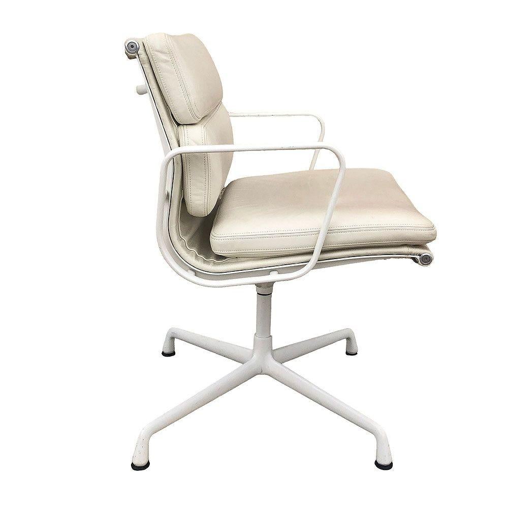 Weißer Eames EA208 Soft Pad Chair aus Leder von Herman Miller, 4er-Set, Weiß (amerikanisch) im Angebot