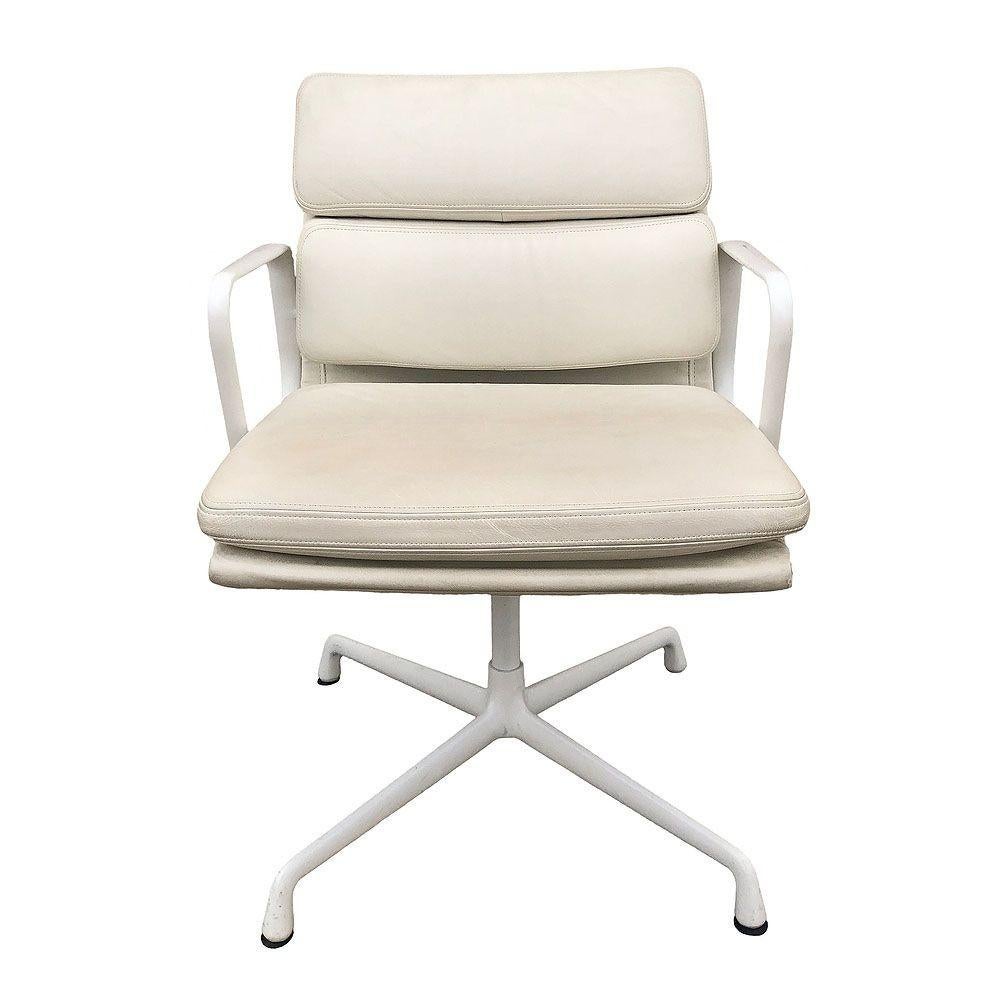 Weißer Eames EA208 Soft Pad Chair aus Leder von Herman Miller, 4er-Set, Weiß im Zustand „Hervorragend“ im Angebot in Van Nuys, CA