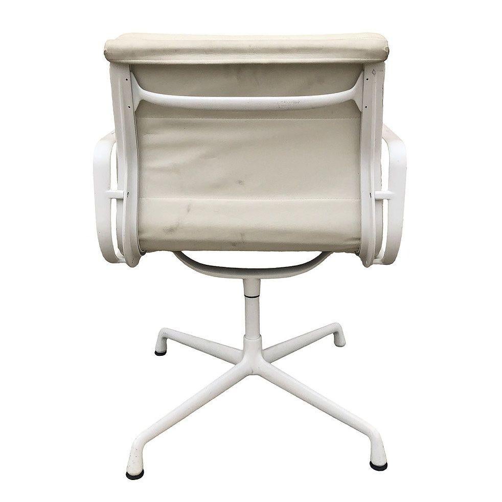 Weißer Eames EA208 Soft Pad Chair aus Leder von Herman Miller, 4er-Set, Weiß (21. Jahrhundert und zeitgenössisch) im Angebot