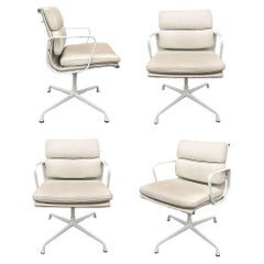 Silla Eames EA208 blanca de piel con cojín blando de Herman Miller, set de 4