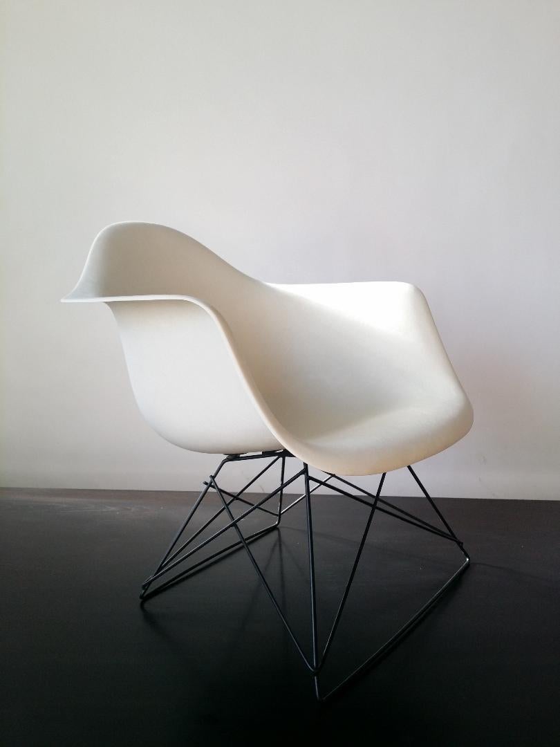 White Eames LAR Cats Cradle Chair im Zustand „Gut“ in Providence, RI