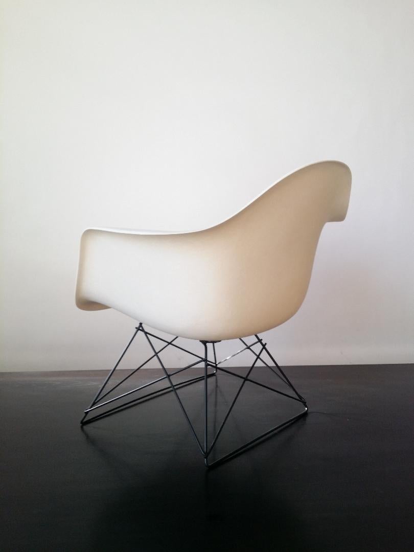 White Eames LAR Cats Cradle Chair (Metall)
