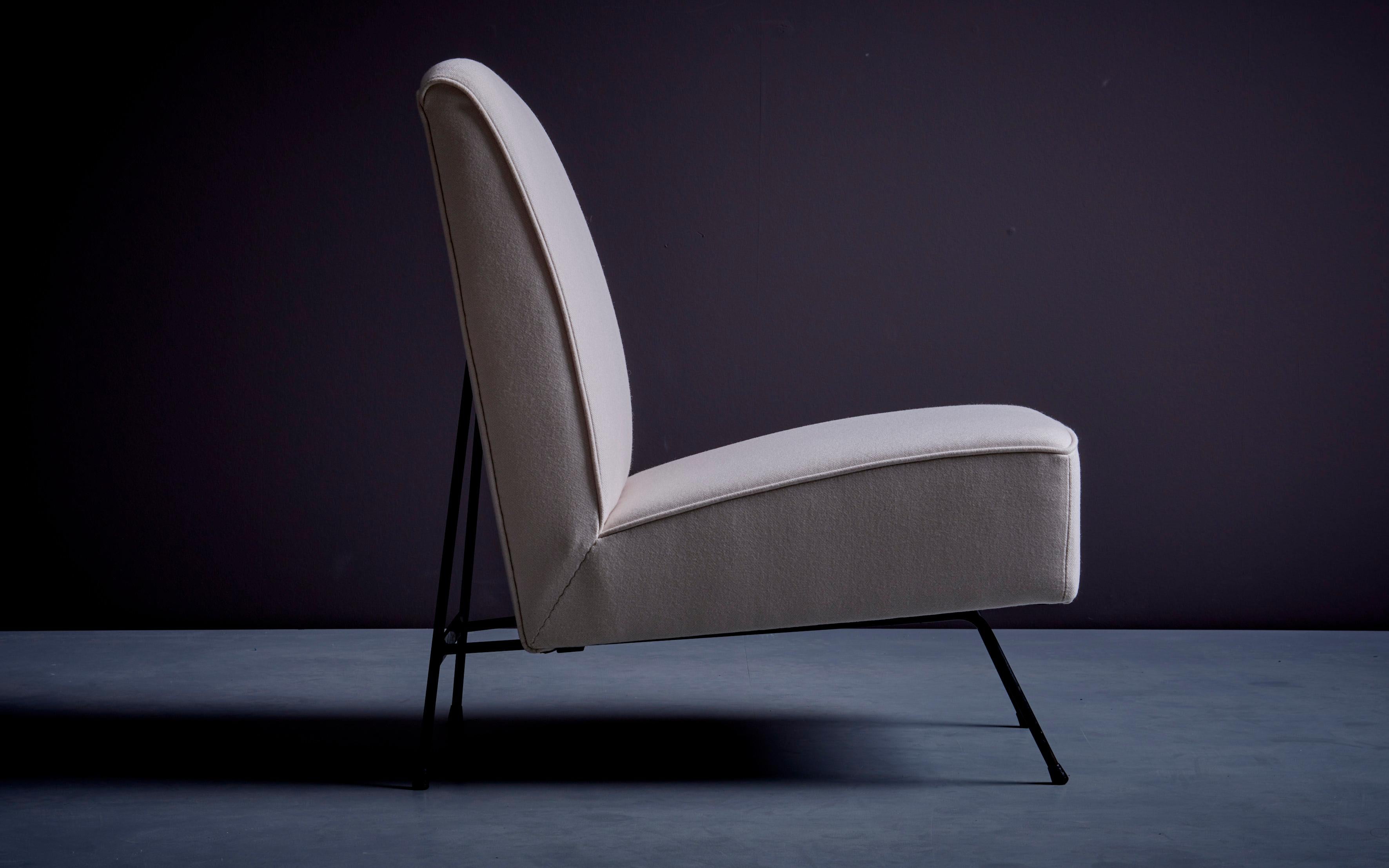 Sessel von Franchioni Mario für Frama, Italien 1950er Jahre.
Dieser Stuhl ist komplett mit Dedar-Stoff restauriert. Alle Federn im Inneren sind neu. Ausgezeichneter Zustand und signiert.