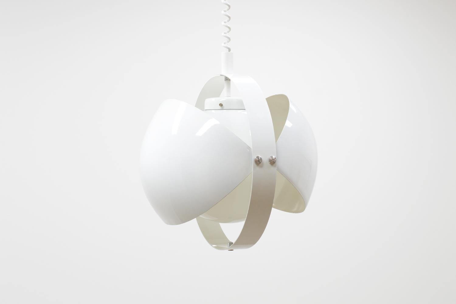 White “Eclipse” pull down pendant by Dijkstra lampen 70s. The lamp is adjustable in height and 2 shades that are adjustable separately. Light wear on inevitable points, overall in very good vintage condition. We have a 2nd one.

Measurements:
–