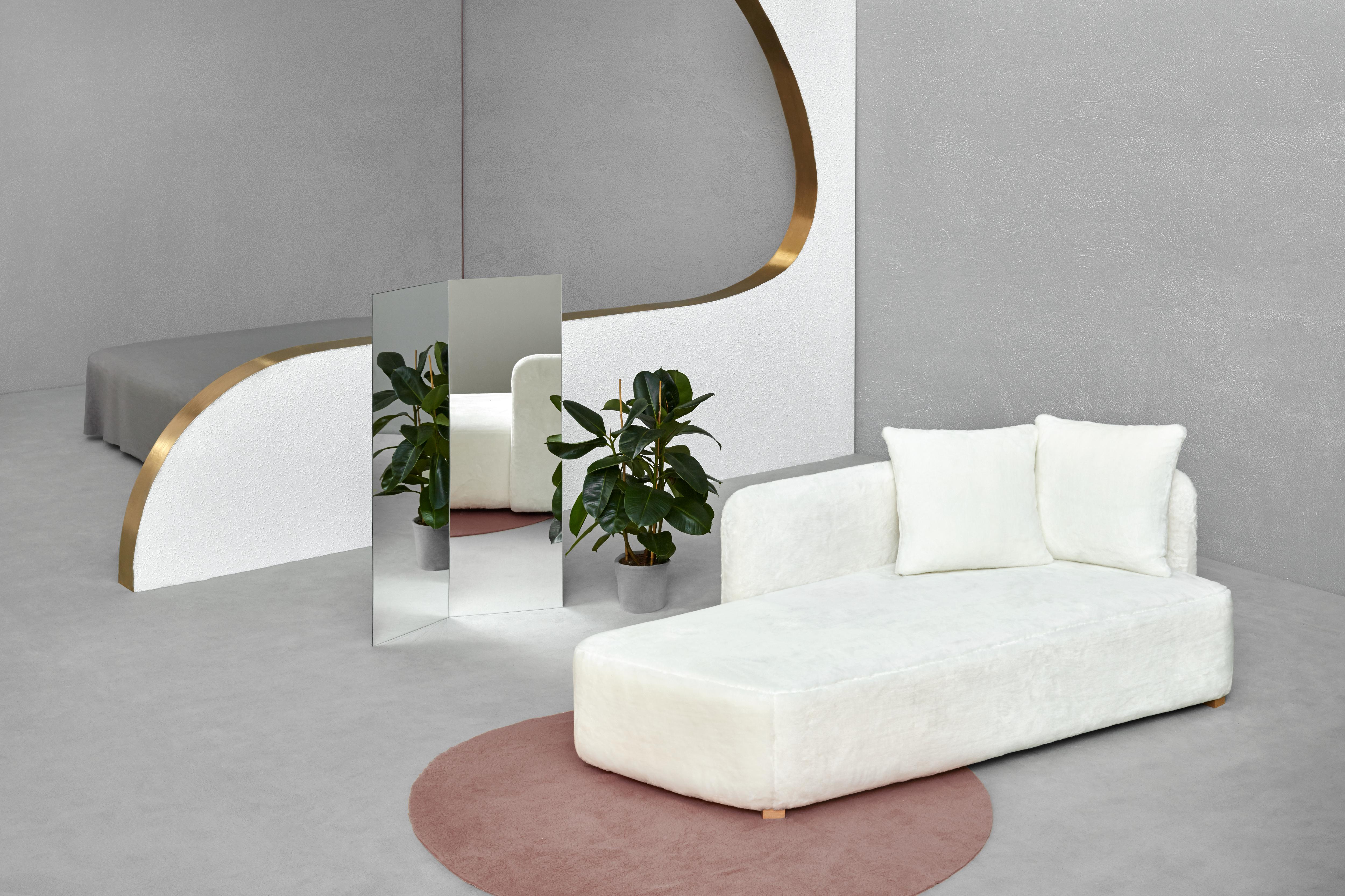White Edith Daybed by Pepe Albargues
Dimensions: 82 x 85 x 192 cm
Pine wood structure reinforced with plywood and table.
Suspension with springy belts.
Seat stuffed with Bultex and soja covered.
Back cushions stuffed with 50% goose feathers and 50%