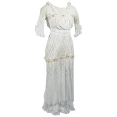 Robe de thé ou de mariée édouardienne blanche en filet blanc à boutons de rose, début des années 1900