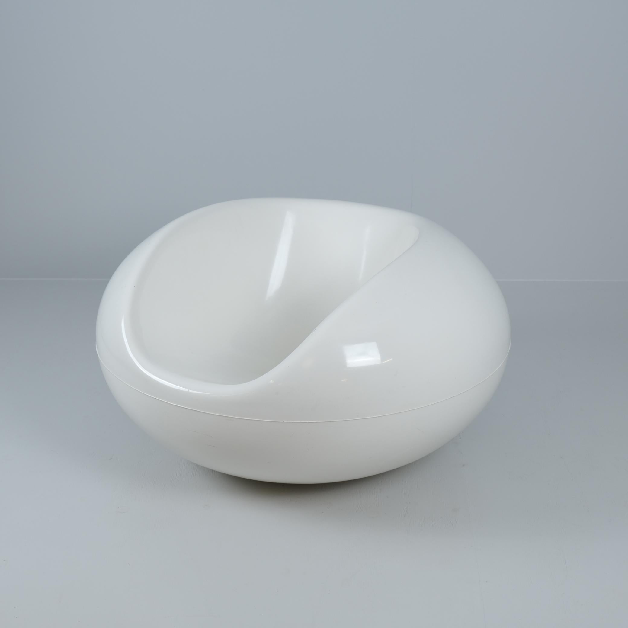 Der Pastilli-Stuhl von Eero Aarnio ist ein farbenfroher, verspielter und genialer Entwurf von einem der finnischen Design-Giganten unserer Zeit.  Mit seiner glänzenden Farbe sieht er fast wie ein riesiges Bonbon aus. Die Kurven und die Form waren