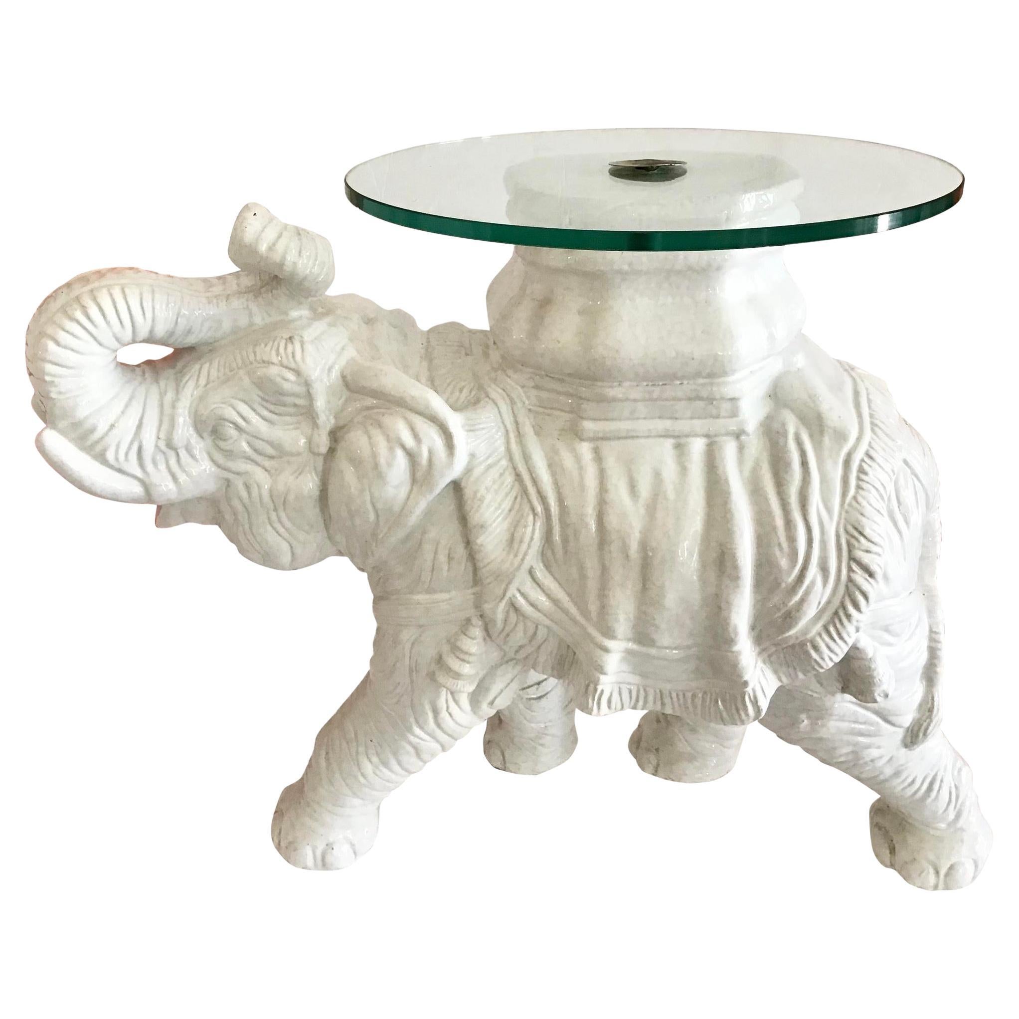 Weißer glasierter Terrakotta-Cocktailtisch mit Glasplatte und Elefantenmotiv