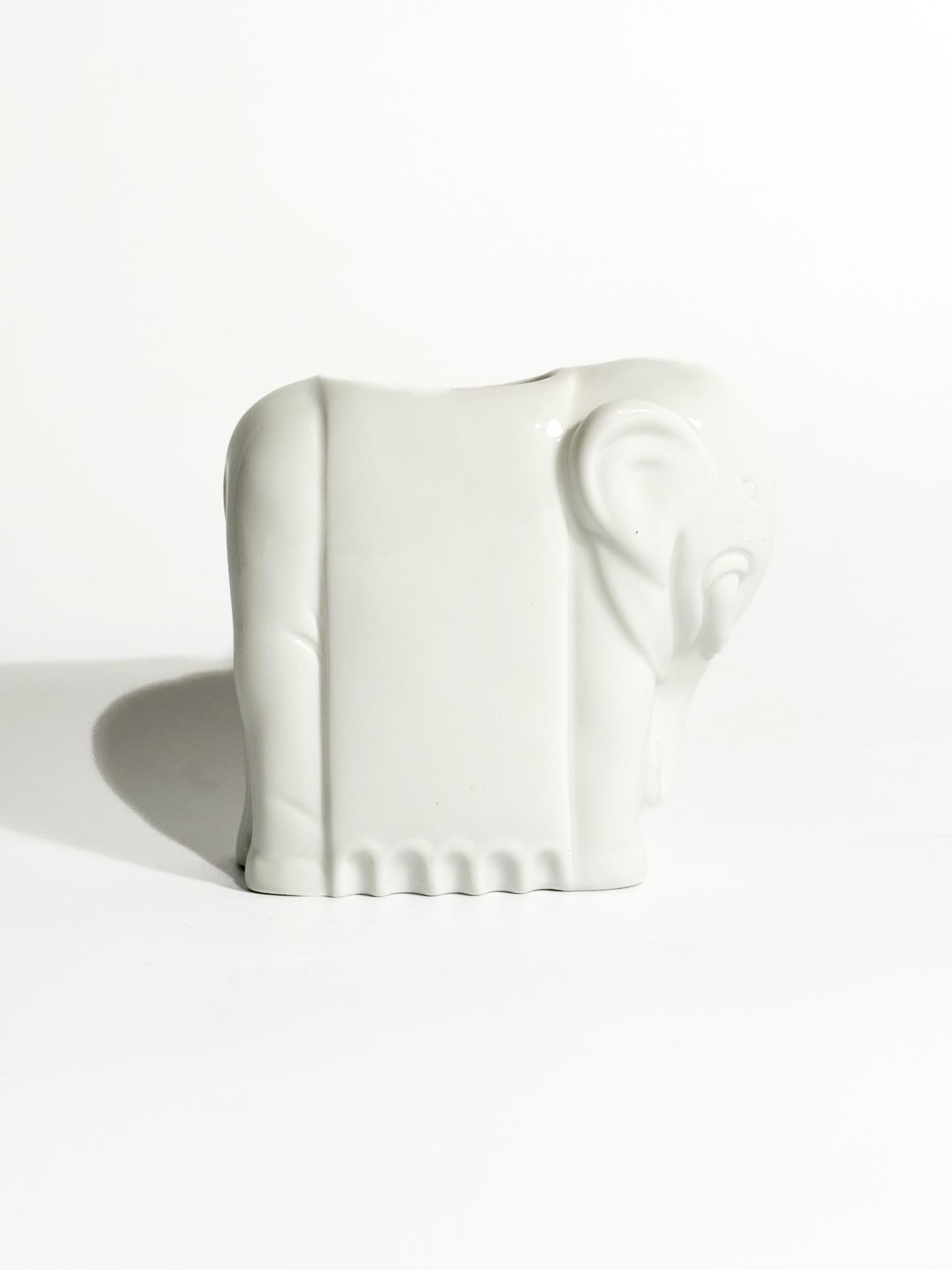 Elephant vase in white ceramic, re-edition of the model designed by Gio Ponti for Richard Ginori, made in the 1980s

Ø cm 10 Ø cm 5,5 h cm 10

Company of Lombard origin founded in 1896 when the Marquis Carlo Ginori, passionate about white gold,
