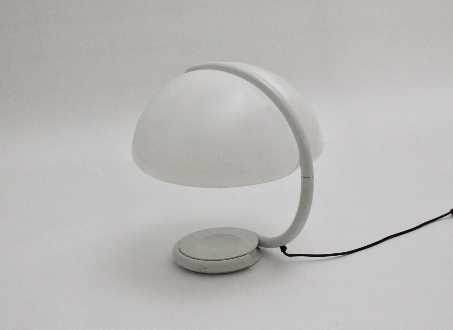 Lampada da tavolo girevole vintage di metà secolo in plexiglass bianco Serpente di Elio Martinelli per Martinelli Luce, Italia.

La lampada da tavolo è composta da metallo laccato bianco e paralume in plexiglass bianco.
La lampada da tavolo è
