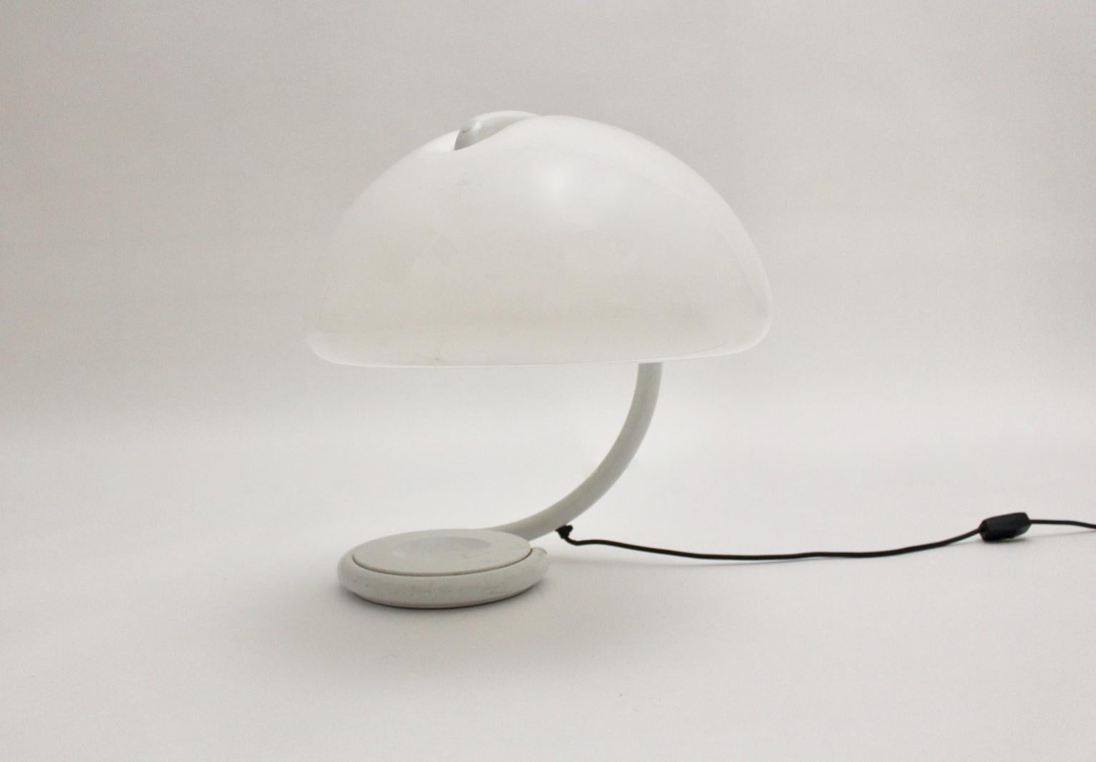 XX secolo Lampada da tavolo vintage bianca Elio Martinelli Mod. 599 Serpente Disegnata nel 1965, Italia in vendita
