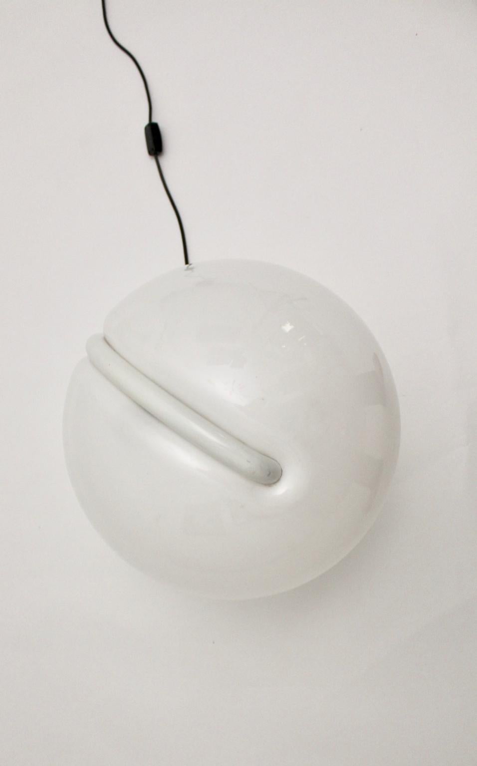 Plastica Lampada da tavolo vintage bianca Elio Martinelli Mod. 599 Serpente Disegnata nel 1965, Italia in vendita