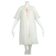 Weißes Babydoll mit gestickten Schweizer Ösen und rosa Schleifenbändern - S, 1960er