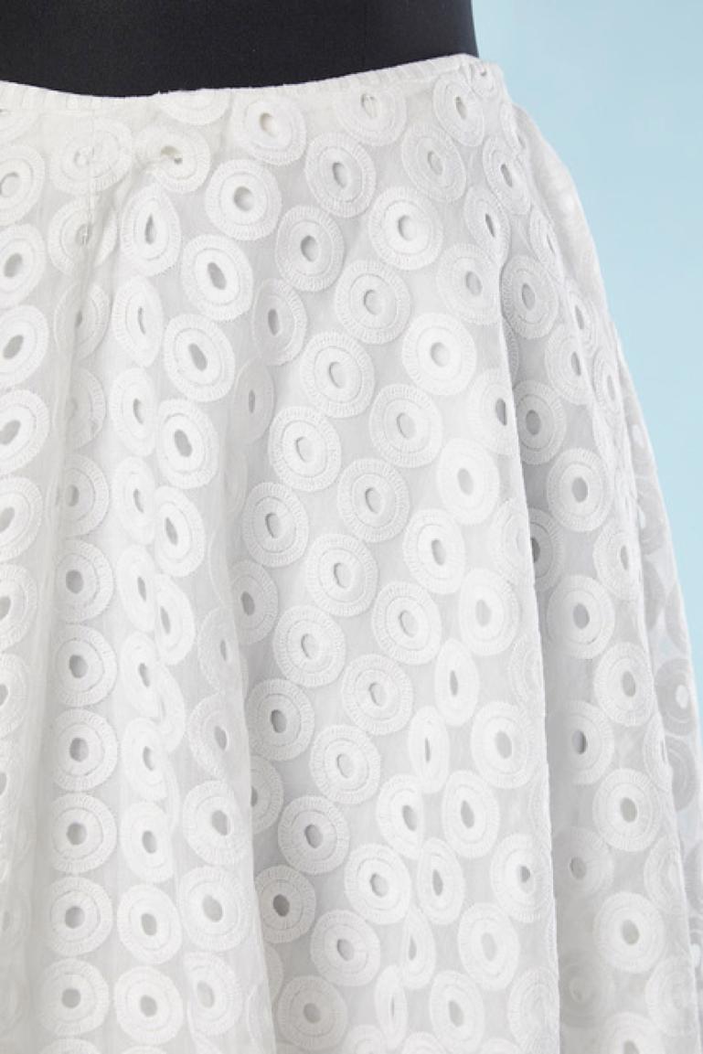 Falda circular bordada blanca sobre base de organdí Circa 1950's Gris en venta