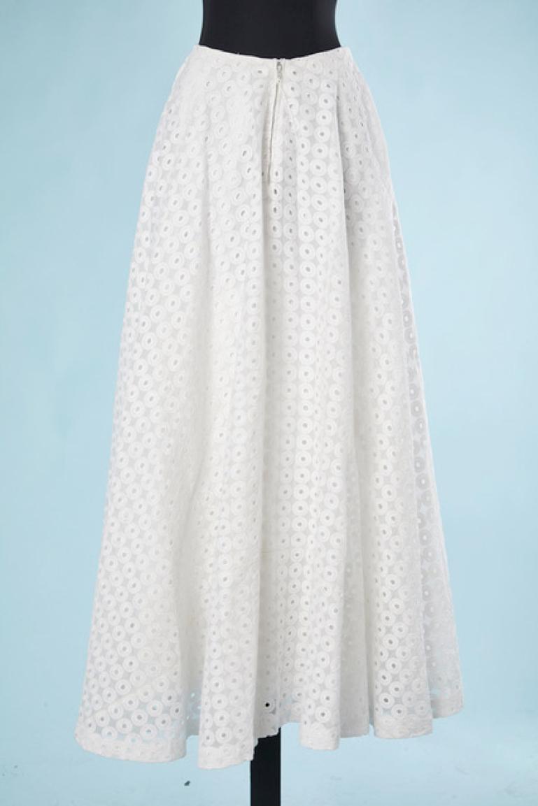 Falda circular bordada blanca sobre base de organdí Circa 1950's en Excelente estado para la venta en Saint-Ouen-Sur-Seine, FR