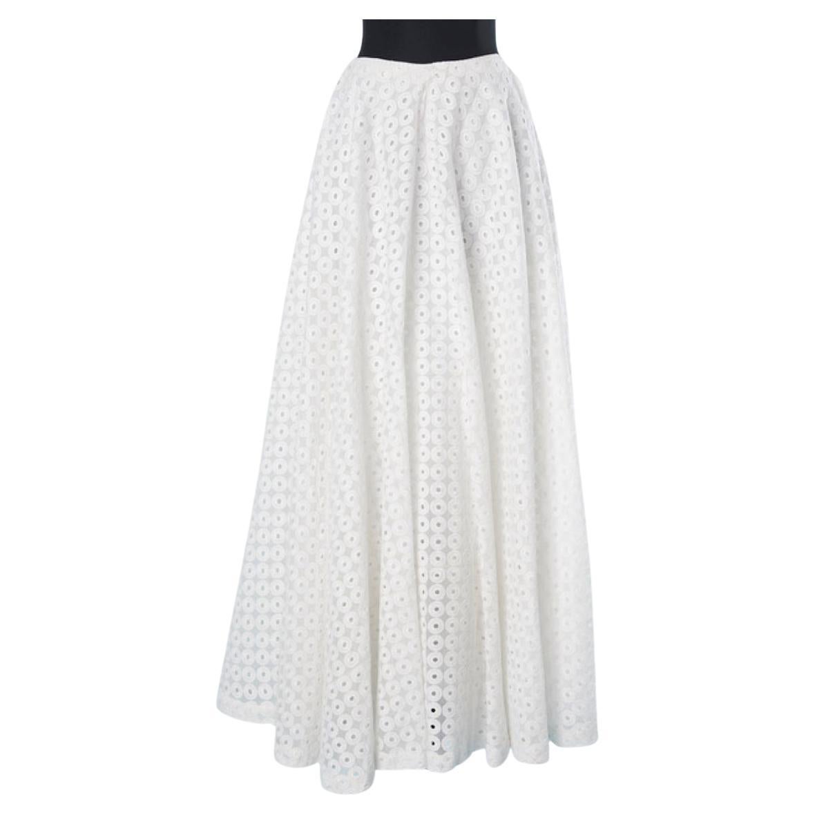 Falda circular bordada blanca sobre base de organdí Circa 1950's en venta