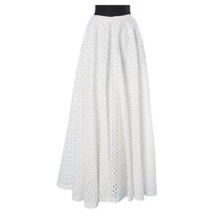 Jupe circulaire en broderie blanche sur base d'organdi Circa 1950