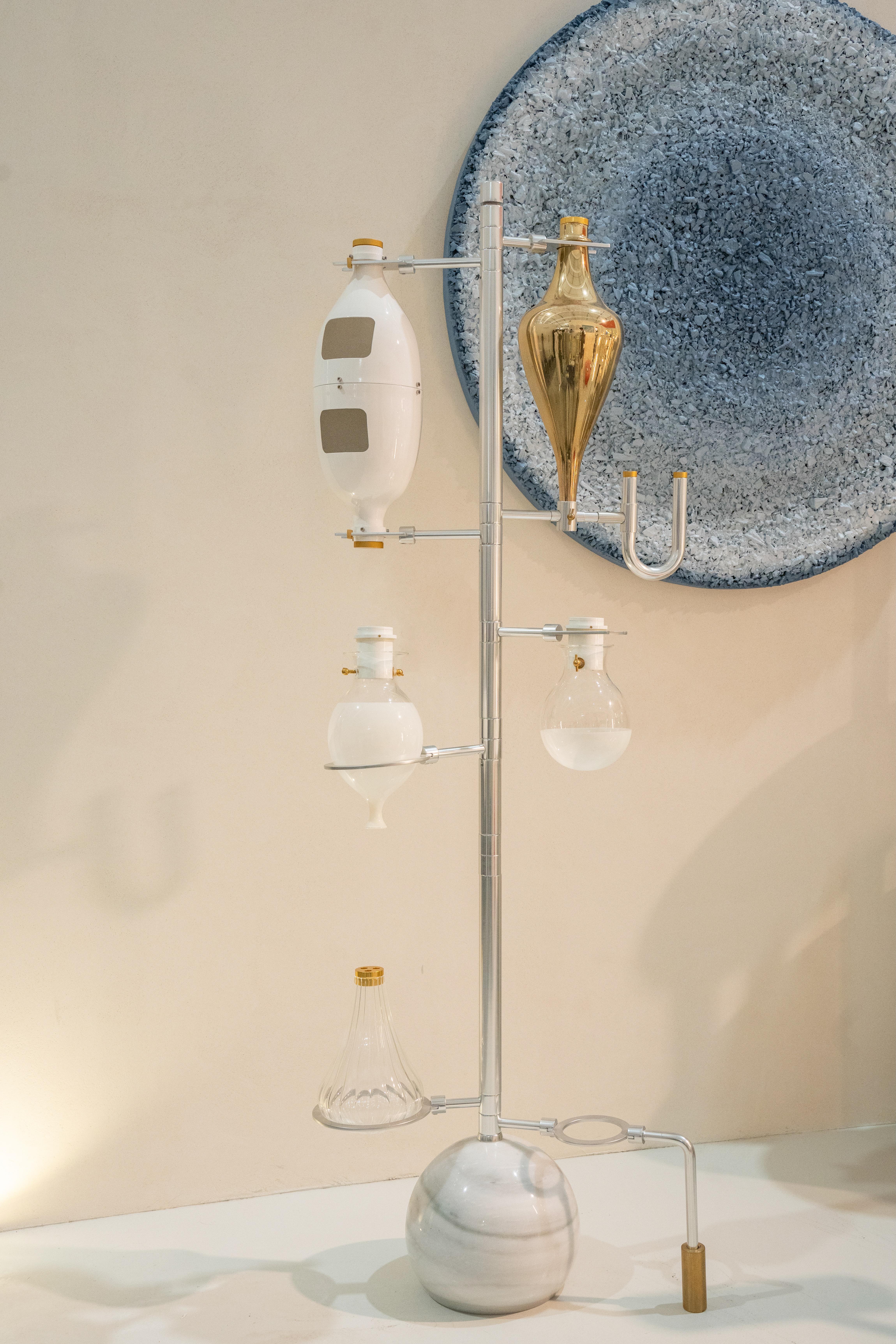 Weiße Emotional Lab-Skulptur-Leuchte in Weiß von Hania Jneid (Handgefertigt) im Angebot