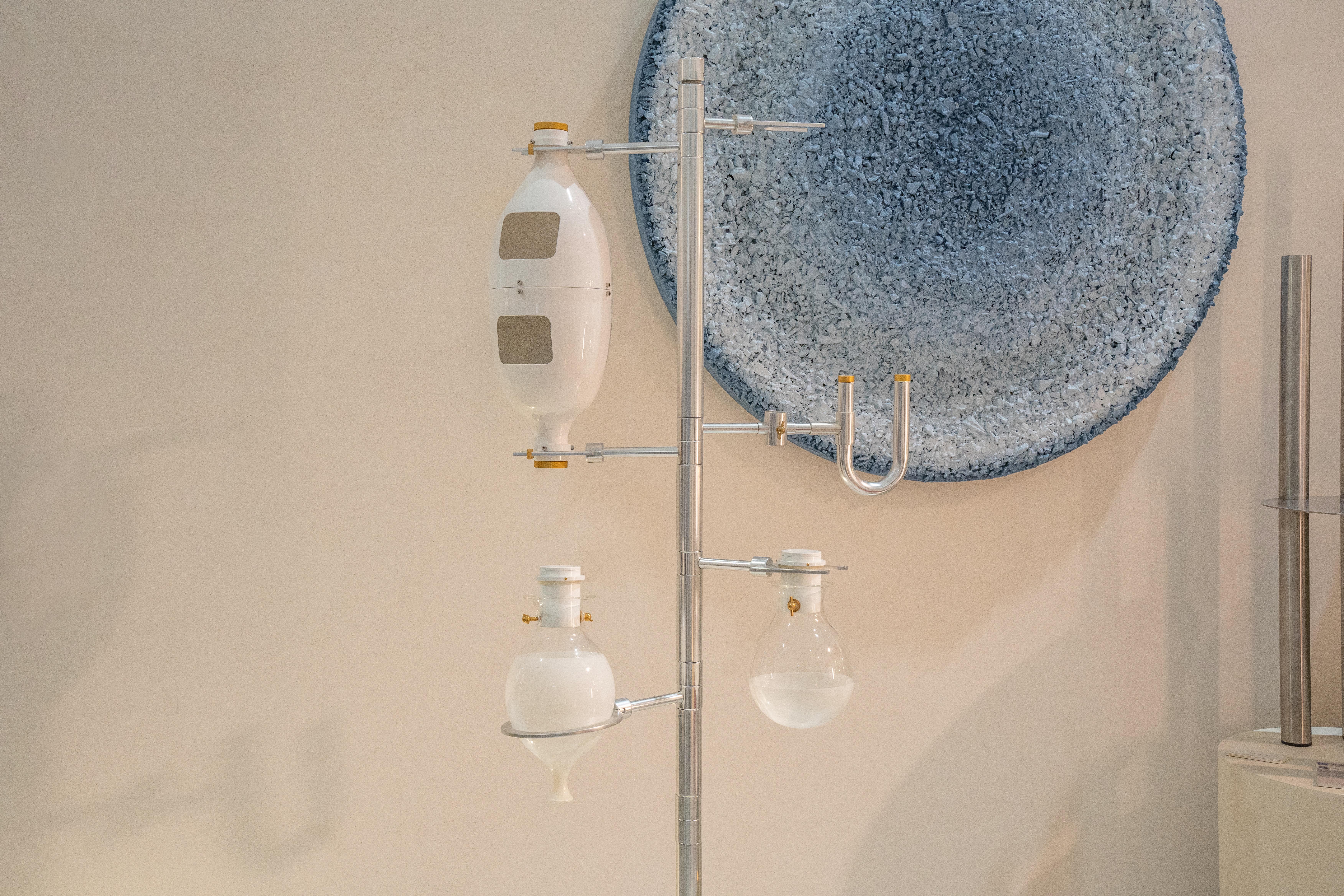 Weiße Emotional Lab-Skulptur-Leuchte in Weiß von Hania Jneid (21. Jahrhundert und zeitgenössisch) im Angebot
