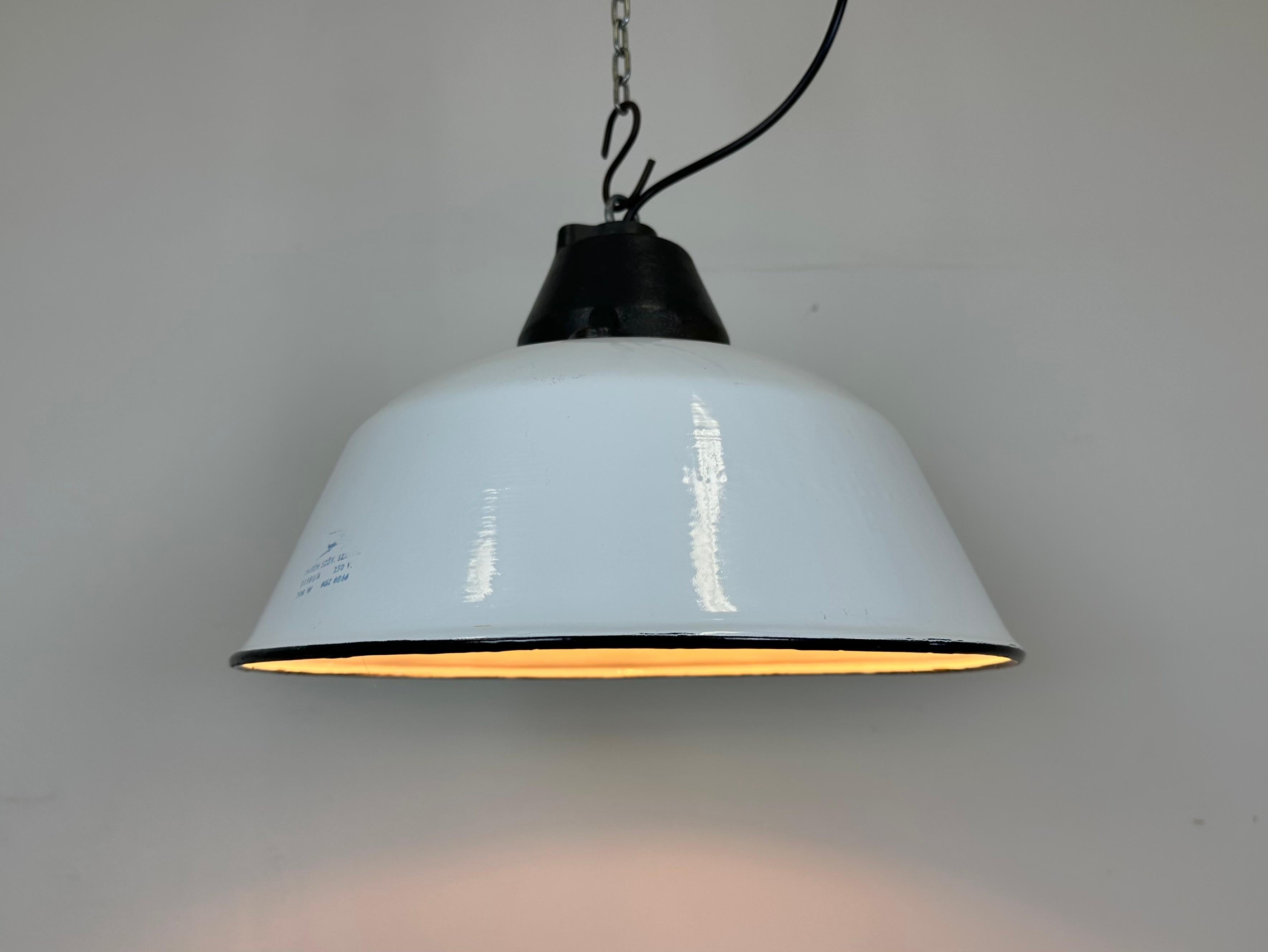 White Enamel and Cast Iron Industrial Pendant Light , 1960s For Sale 5