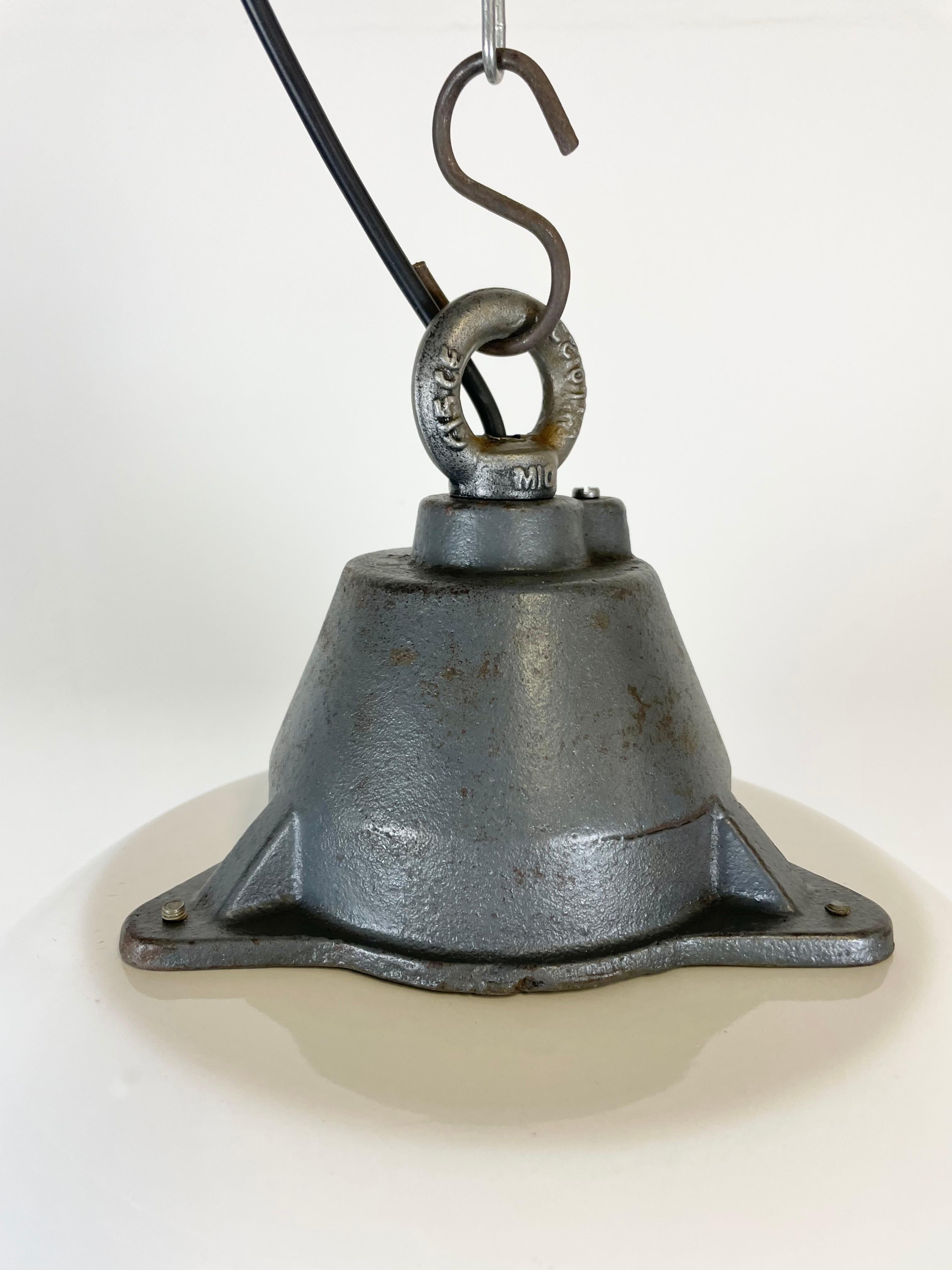 White Enamel and Cast Iron Industrial Pendant Light, 1960s In Good Condition For Sale In Kojetice, CZ
