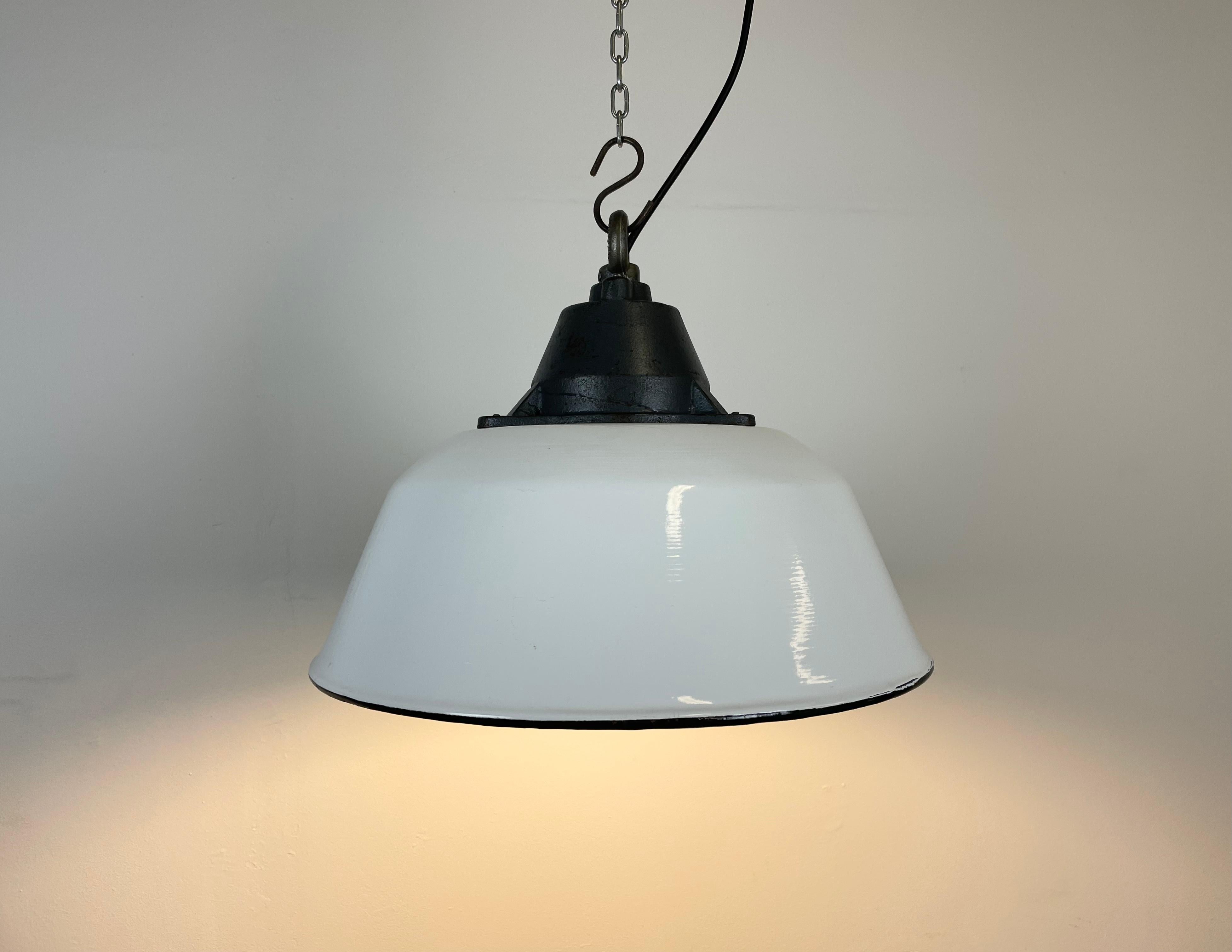 White Enamel and Cast Iron Industrial Pendant Light, 1960s For Sale 2