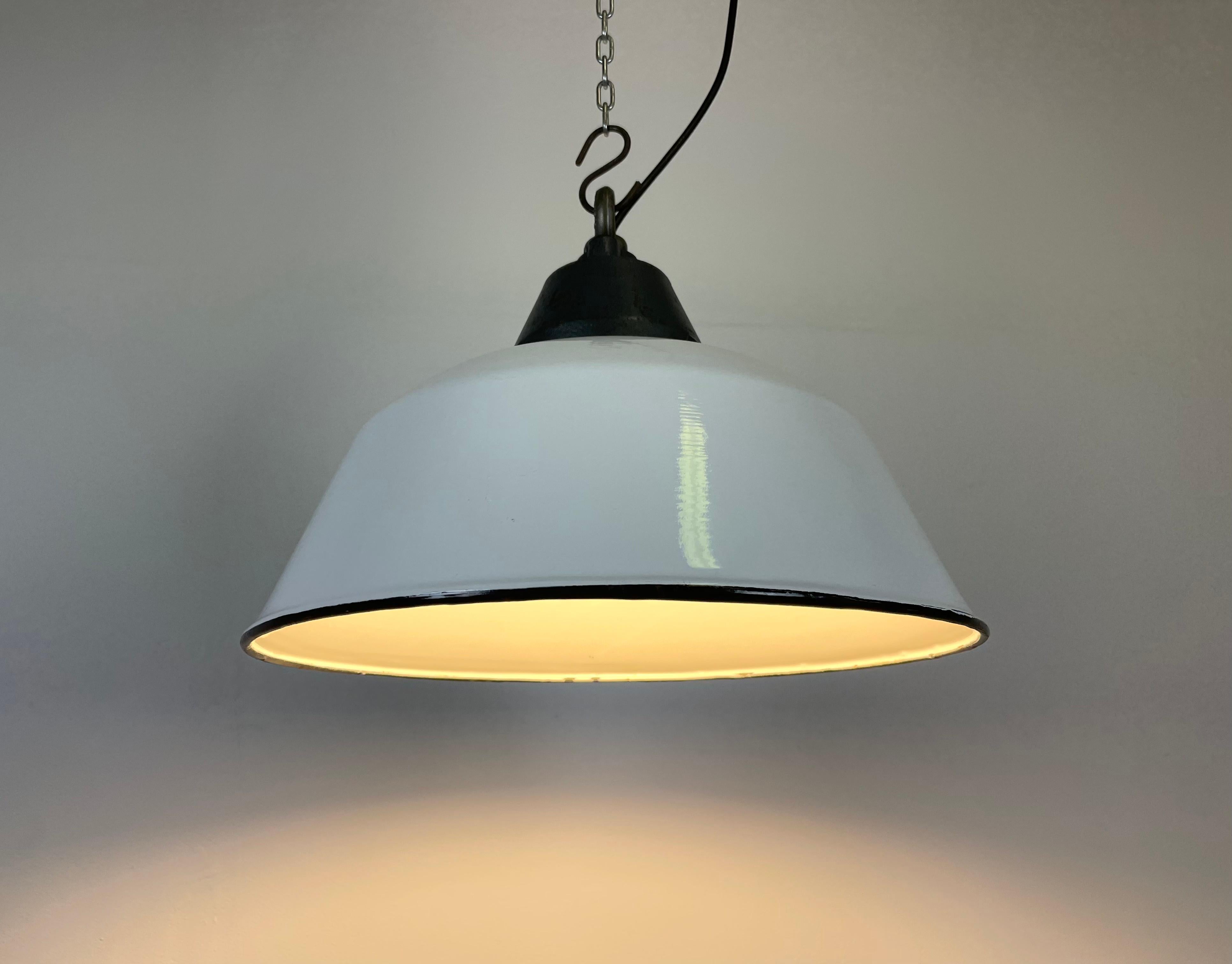 White Enamel and Cast Iron Industrial Pendant Light, 1960s For Sale 3