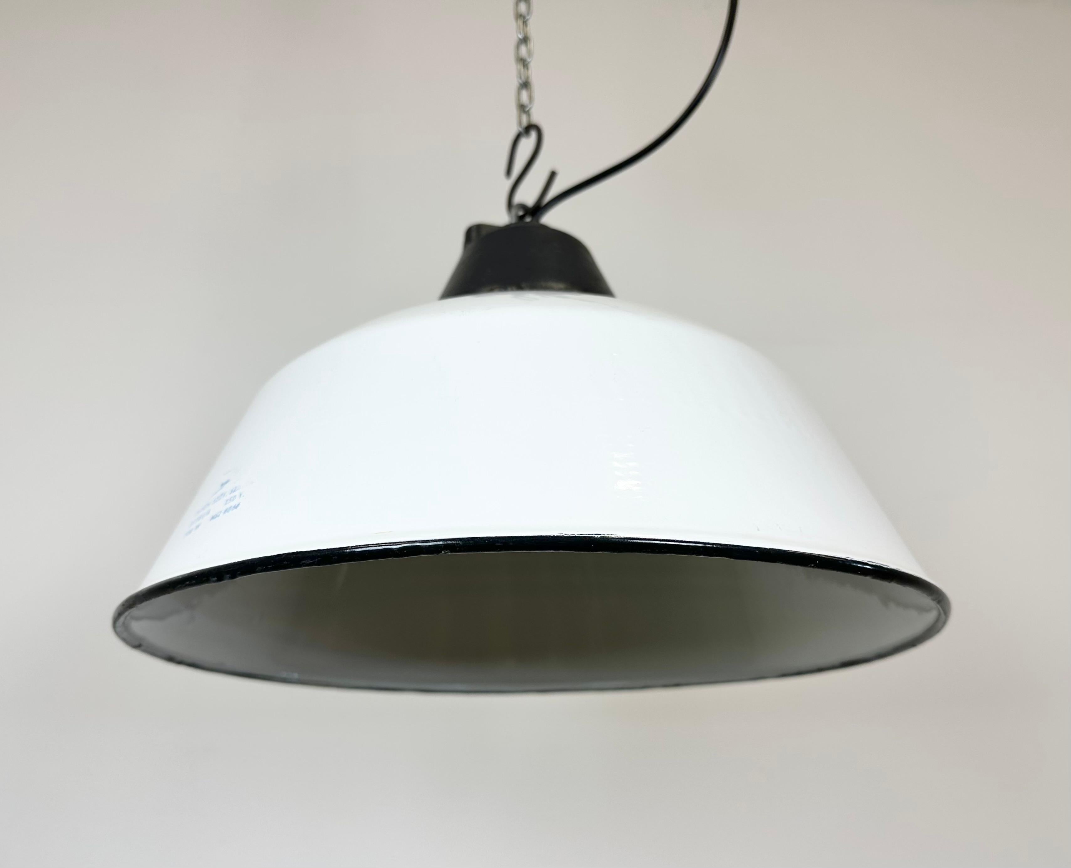 White Enamel and Cast Iron Industrial Pendant Light , 1960s For Sale 4