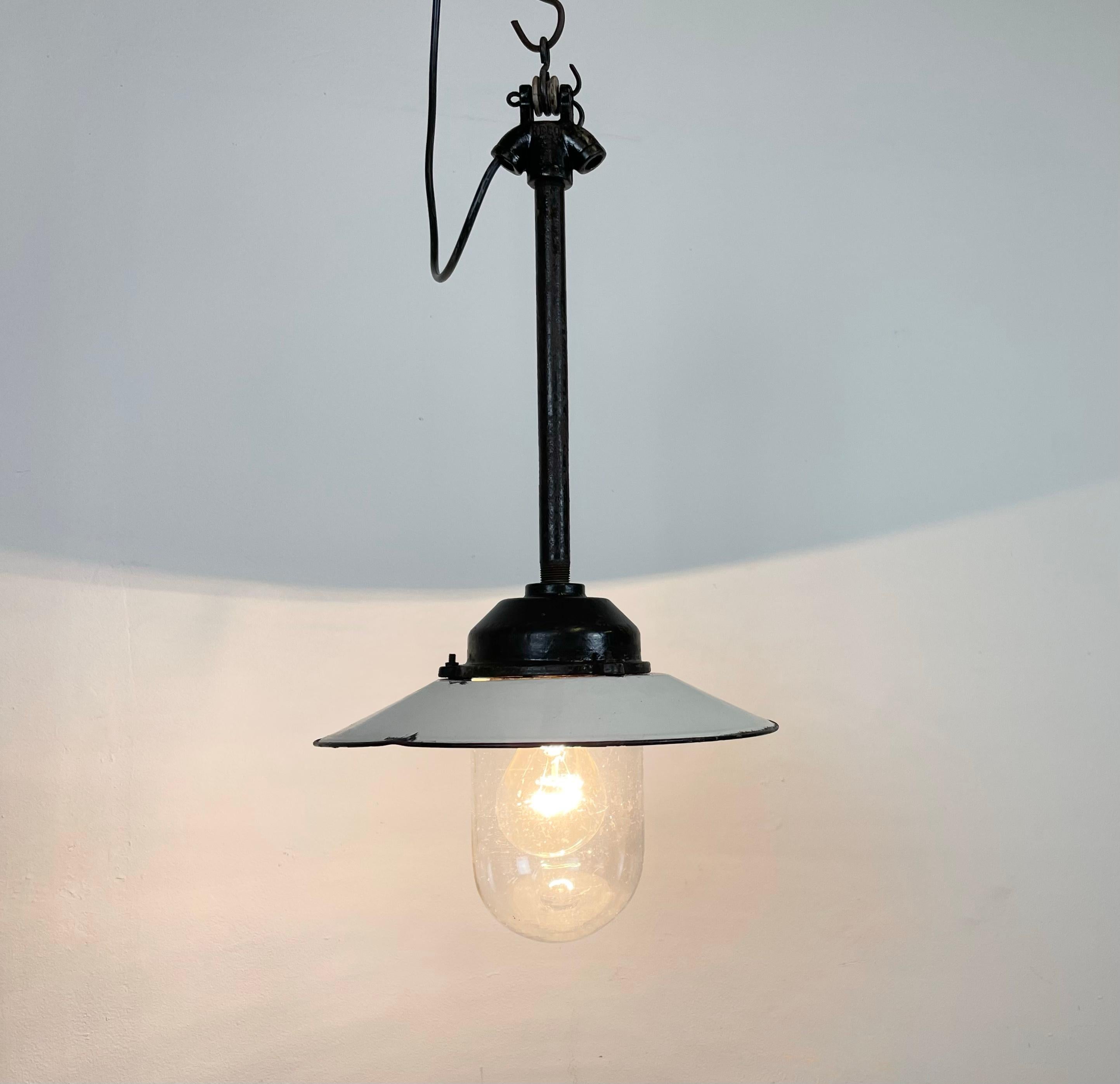 White Enamel and Cast Iron Industrial Pendant Light from Helo Leuchten, 1950s For Sale 6