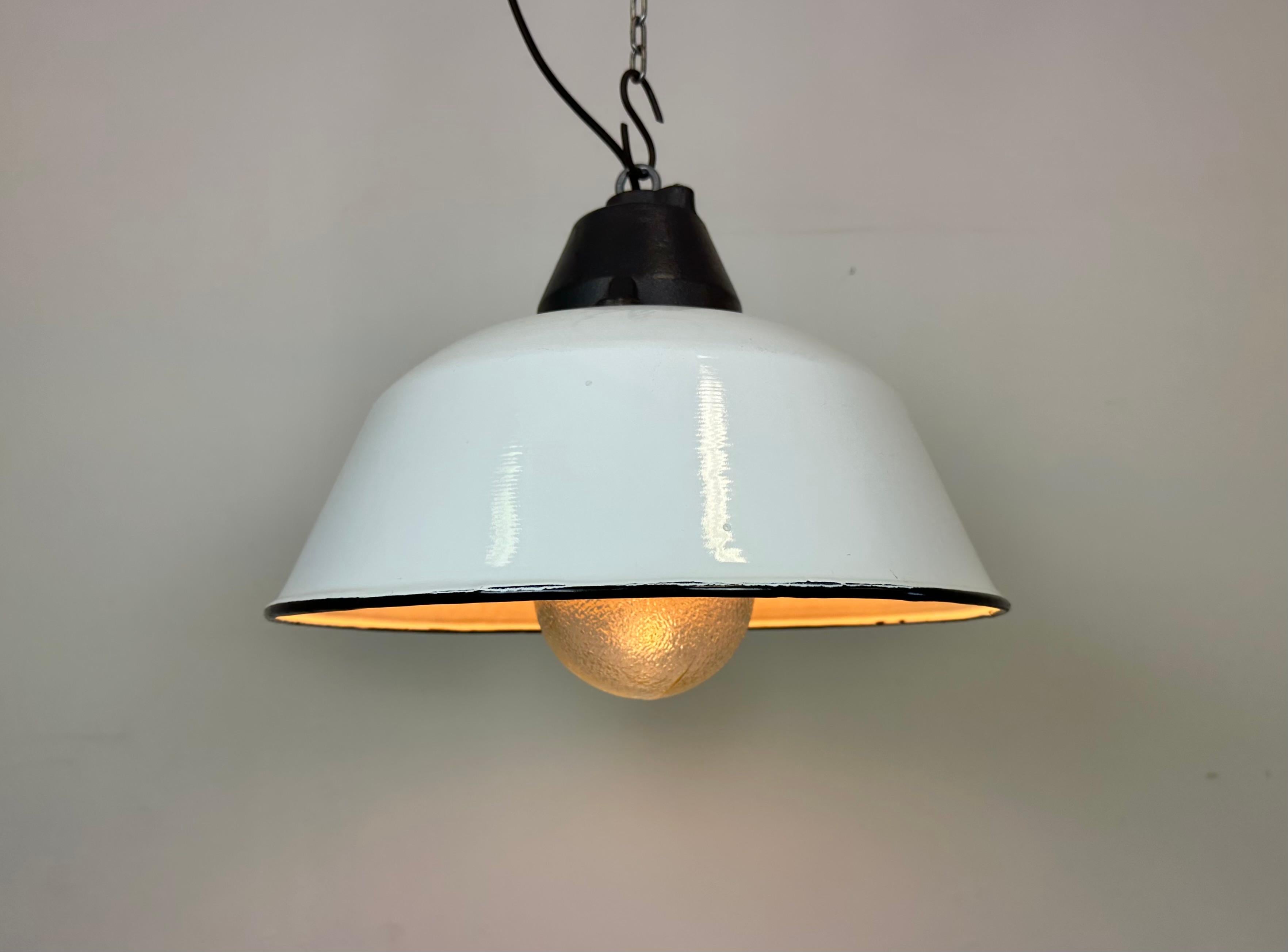 Lampada a sospensione industriale in smalto bianco e ghisa con copertura in vetro, anni '60 in vendita 2