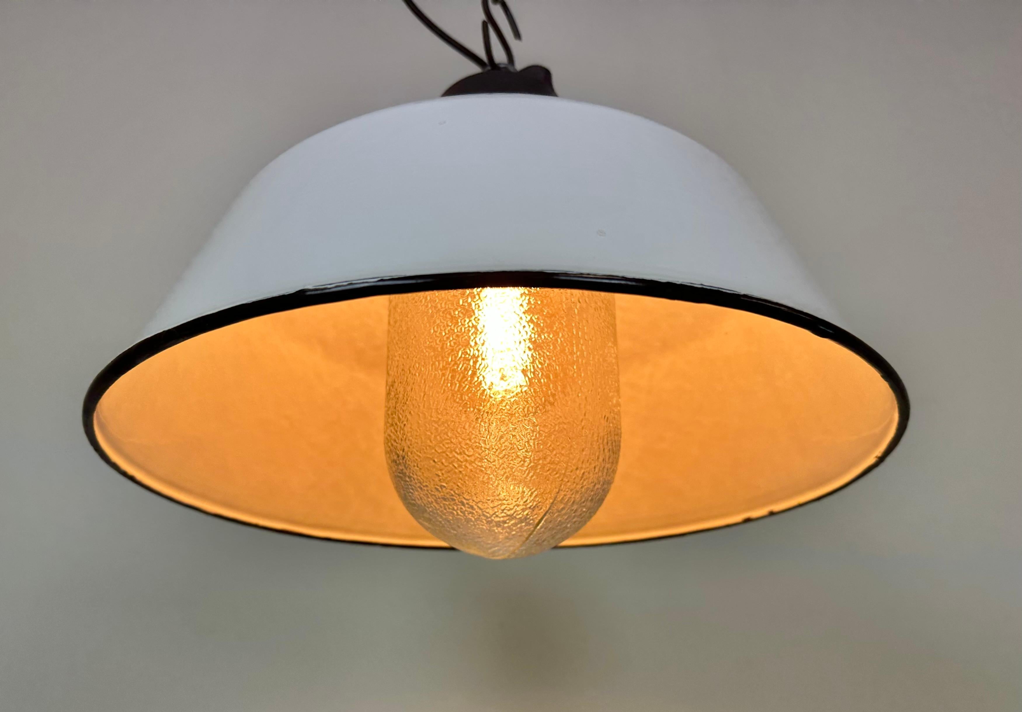 Lampada a sospensione industriale in smalto bianco e ghisa con copertura in vetro, anni '60 in vendita 3