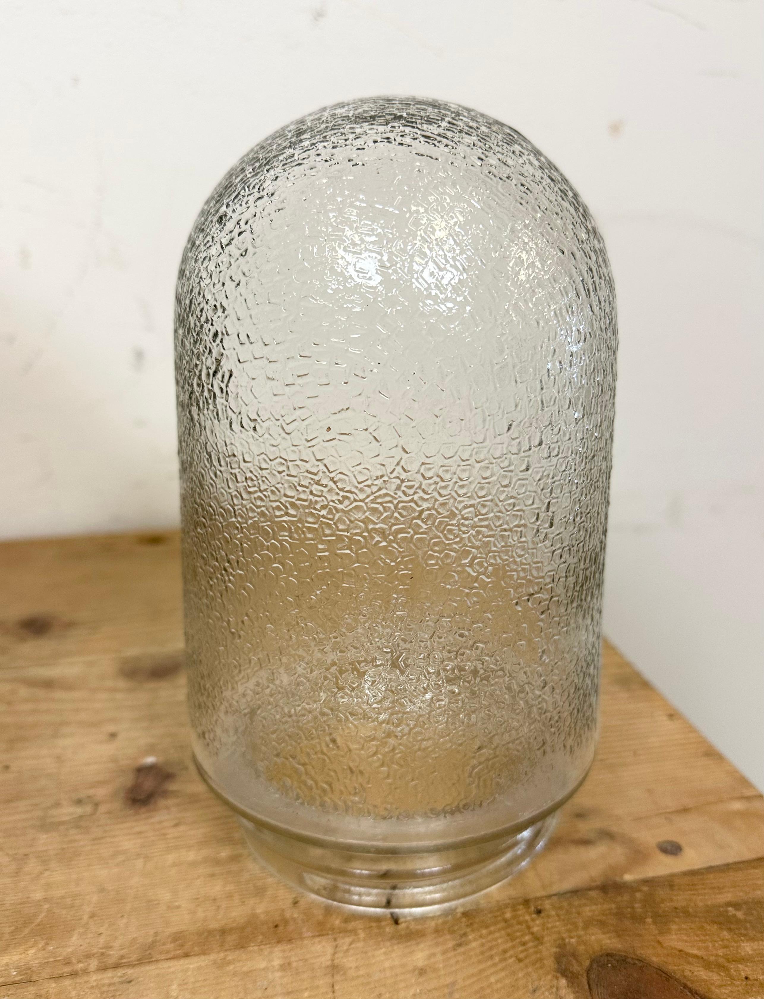 Lampada a sospensione industriale in smalto bianco e ghisa con copertura in vetro, anni '60 in vendita 6