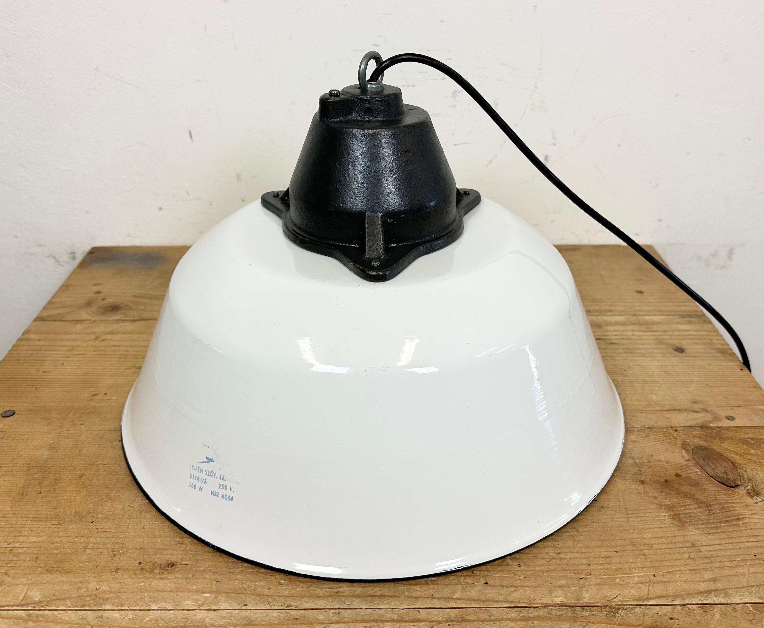 Lampada a sospensione industriale in smalto bianco e ghisa con copertura in vetro, anni '60 in vendita 7