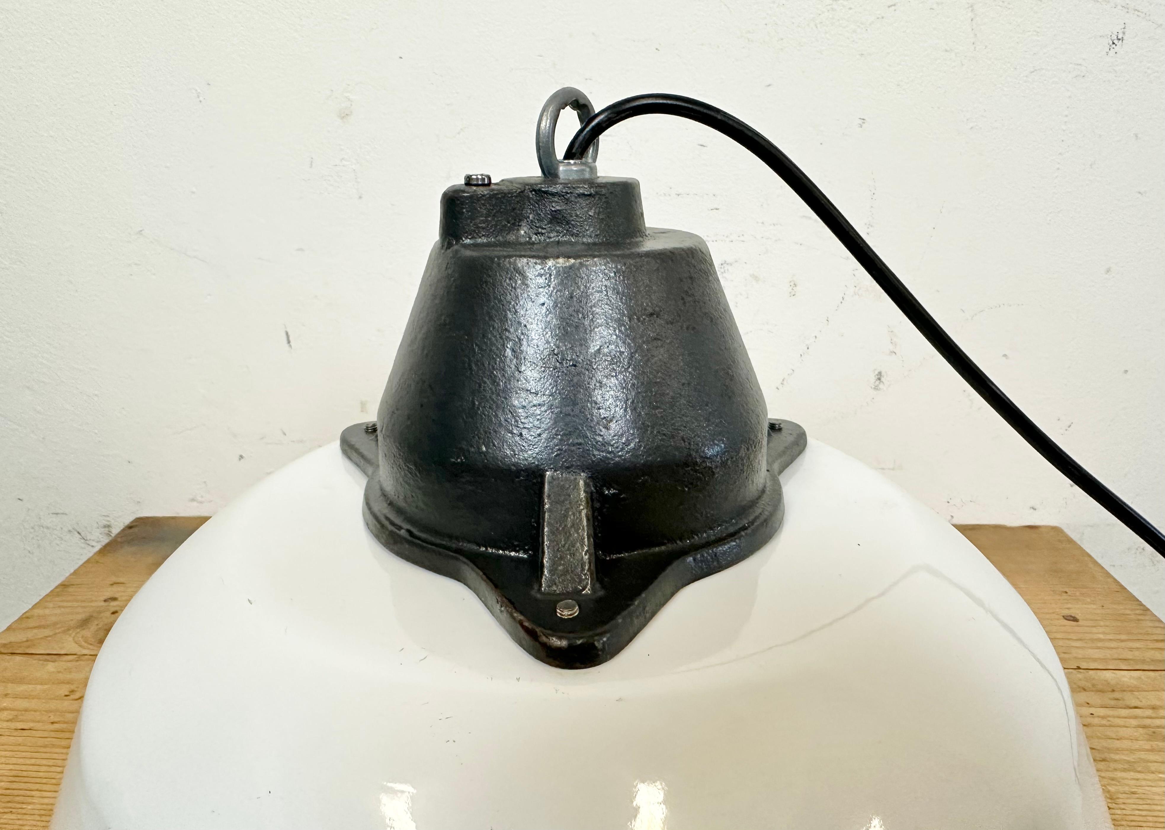 Lampada a sospensione industriale in smalto bianco e ghisa con copertura in vetro, anni '60 in vendita 8