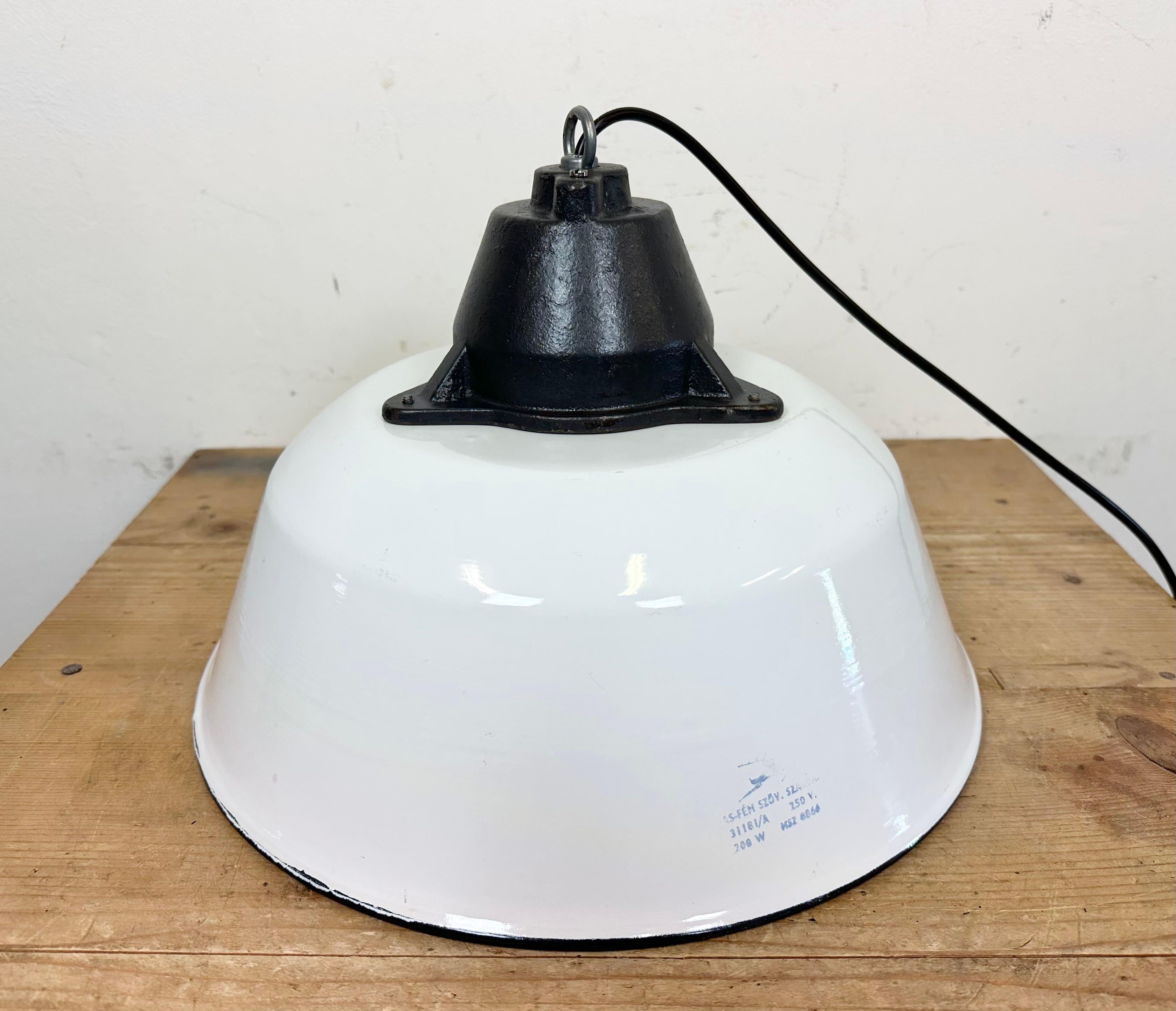 Lampada a sospensione industriale in smalto bianco e ghisa con copertura in vetro, anni '60 in vendita 9