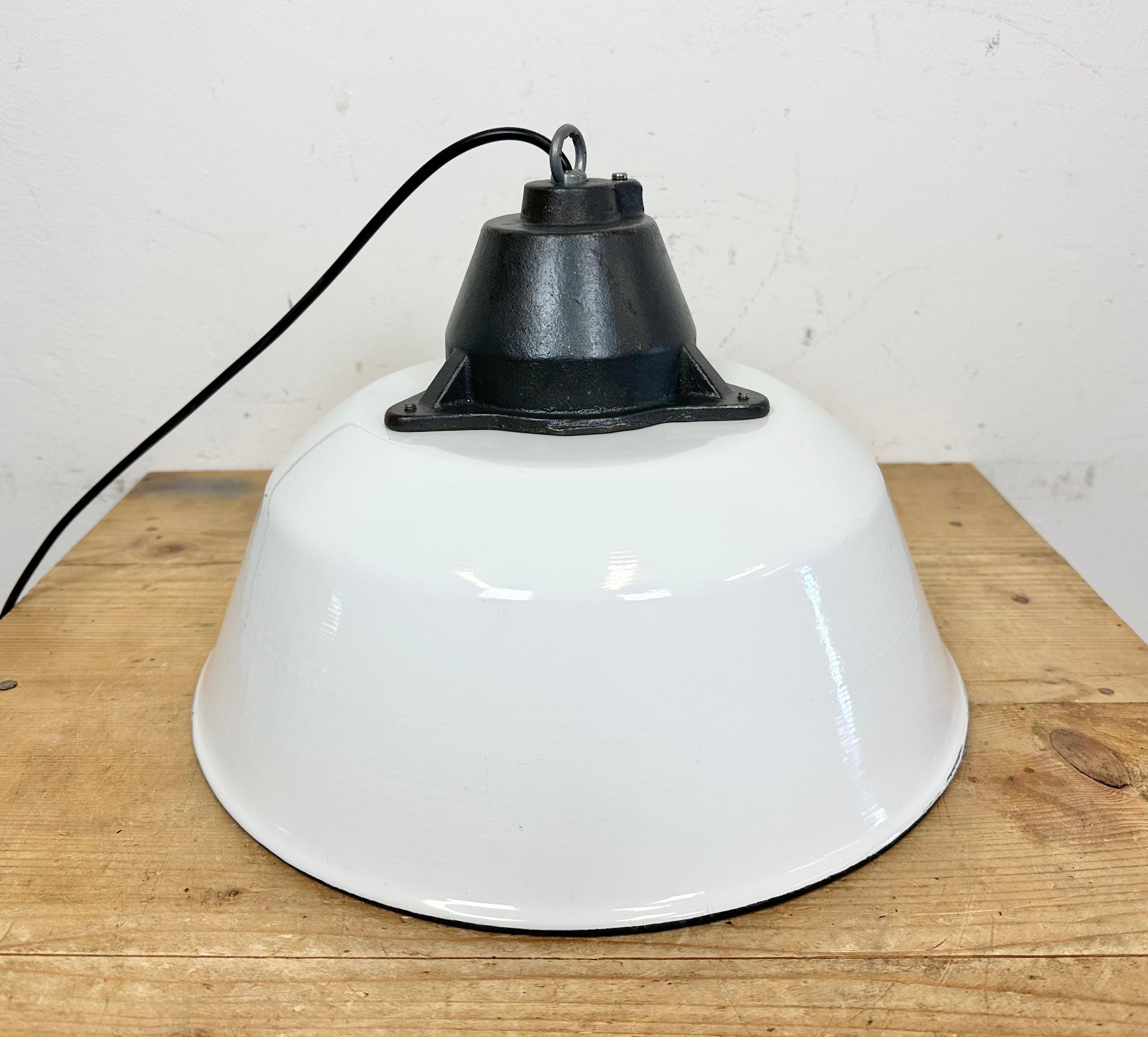Lampada a sospensione industriale in smalto bianco e ghisa con copertura in vetro, anni '60 in vendita 10