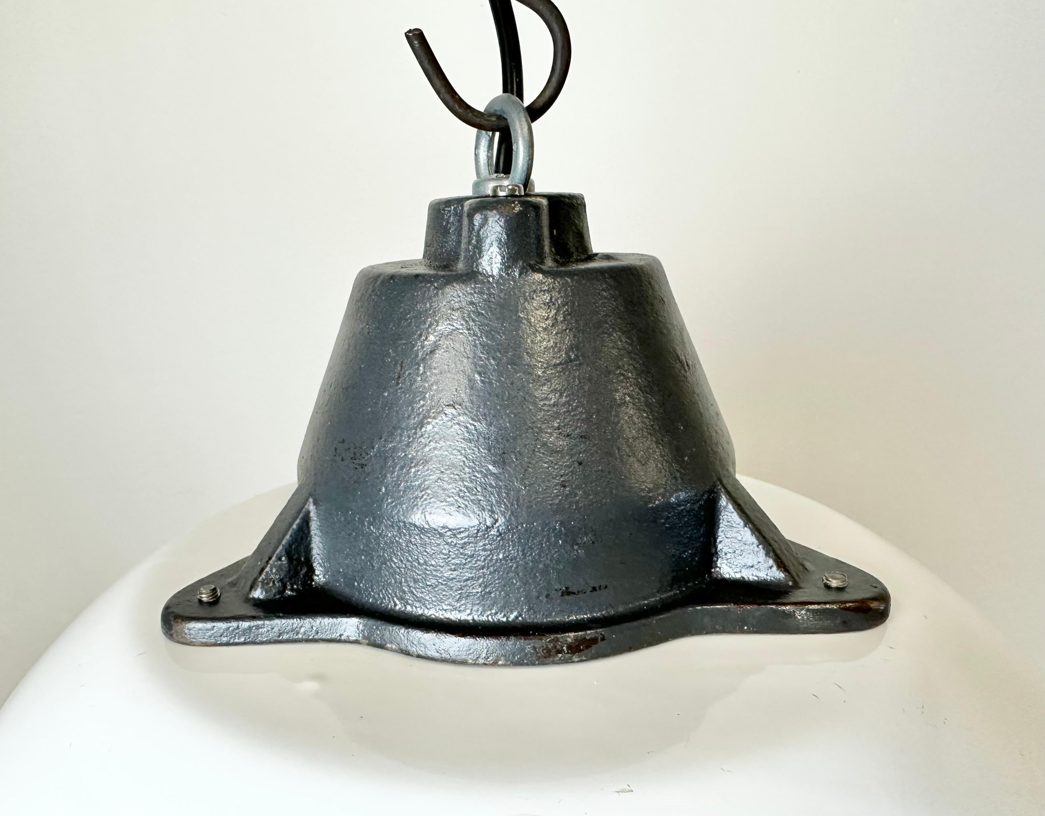 Ungherese Lampada a sospensione industriale in smalto bianco e ghisa con copertura in vetro, anni '60 in vendita