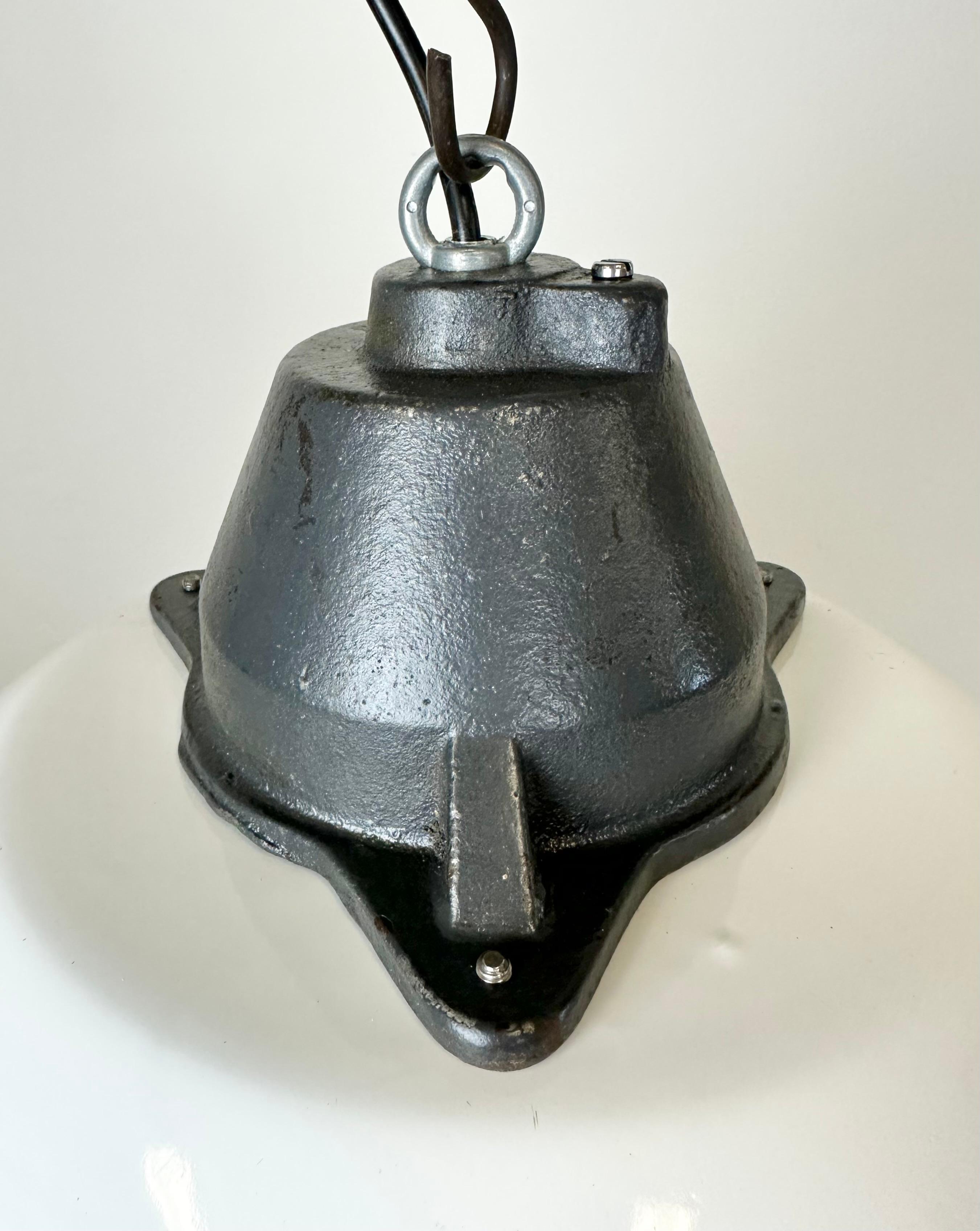 Calco Lampada a sospensione industriale in smalto bianco e ghisa con copertura in vetro, anni '60 in vendita