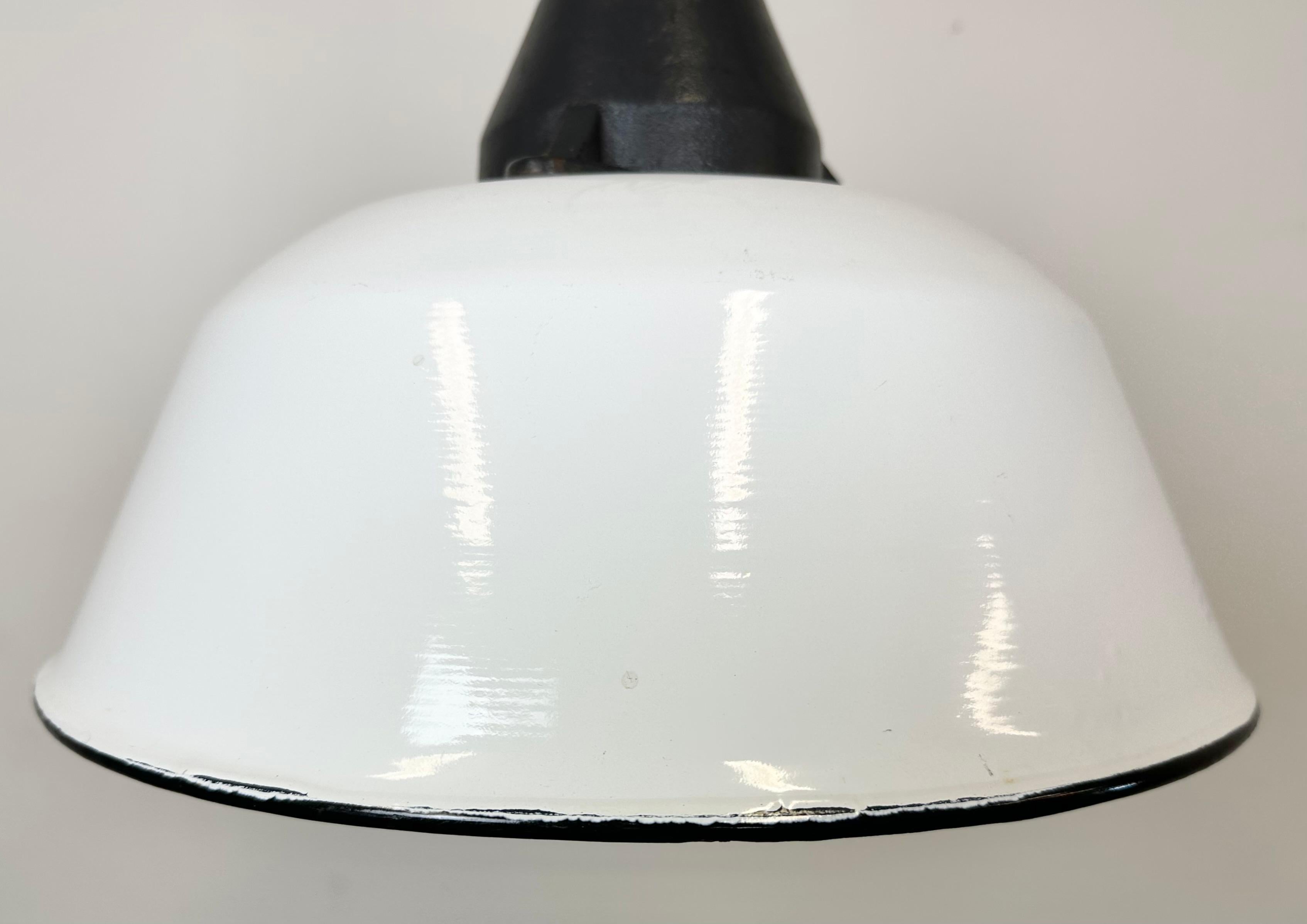 Lampada a sospensione industriale in smalto bianco e ghisa con copertura in vetro, anni '60 In condizioni buone in vendita a Kojetice, CZ