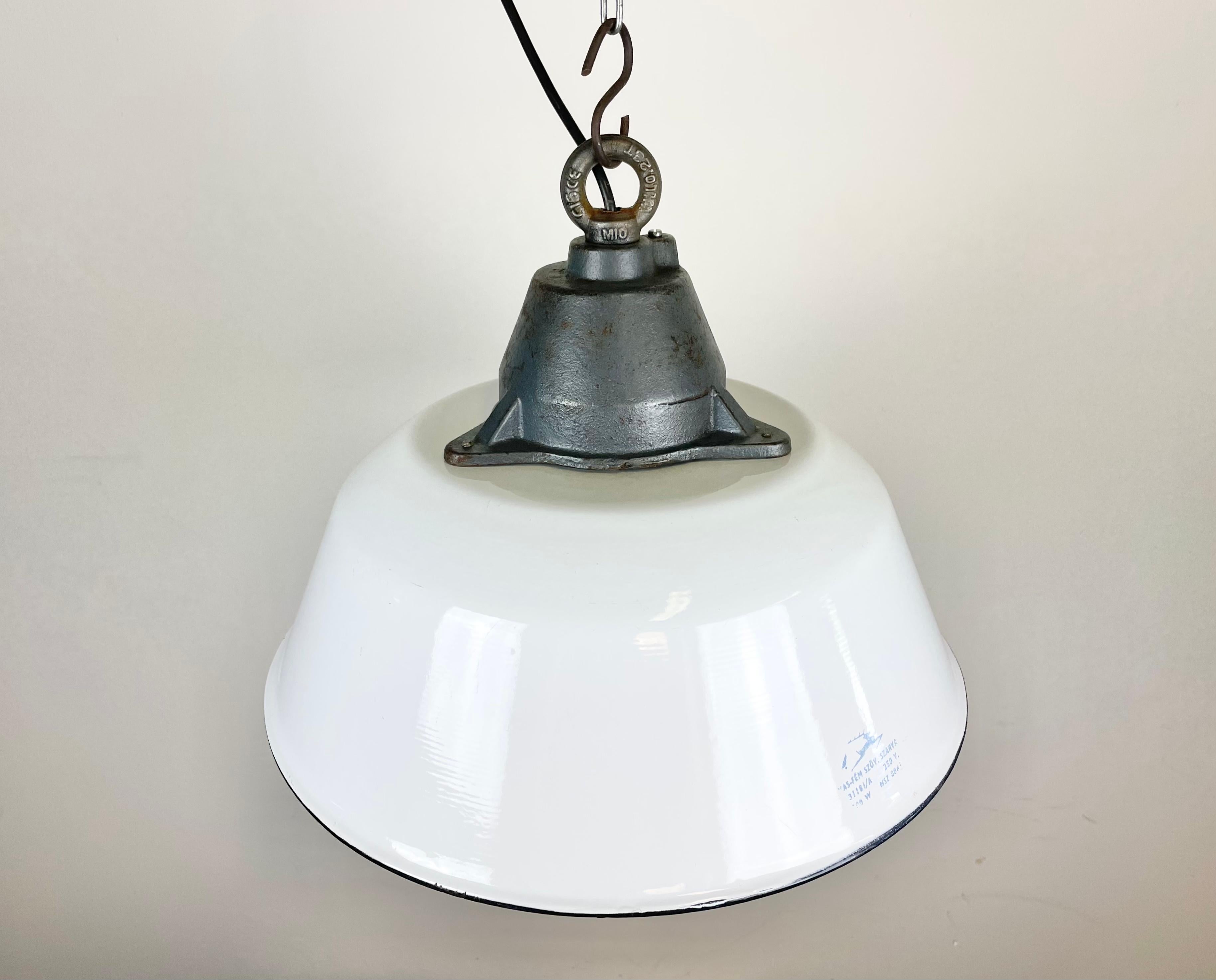 White Enamel and Cast Iron Industrial Pendant Light with Glass Cover, 1960s For Sale 1