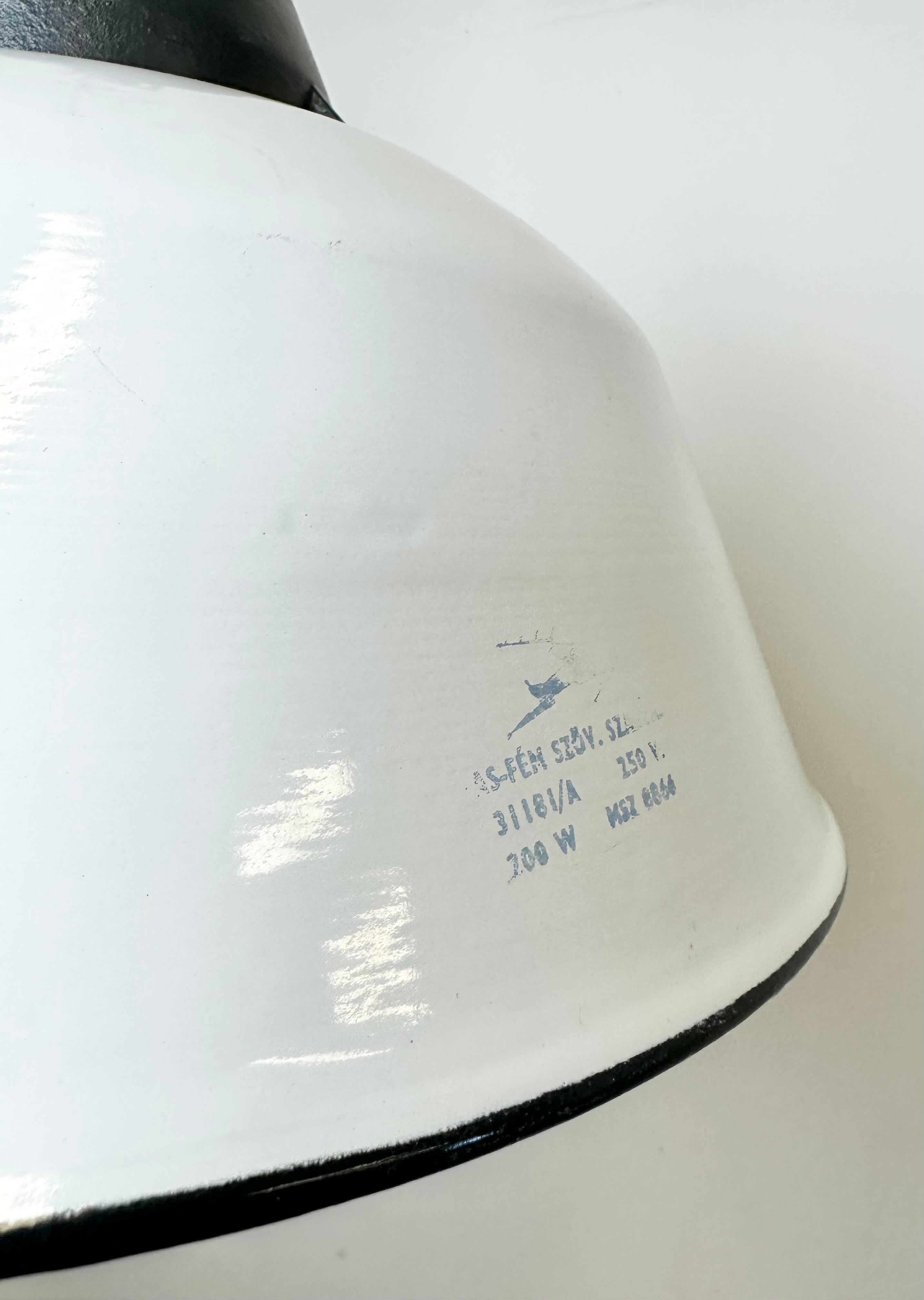 XX secolo Lampada a sospensione industriale in smalto bianco e ghisa con copertura in vetro, anni '60 in vendita