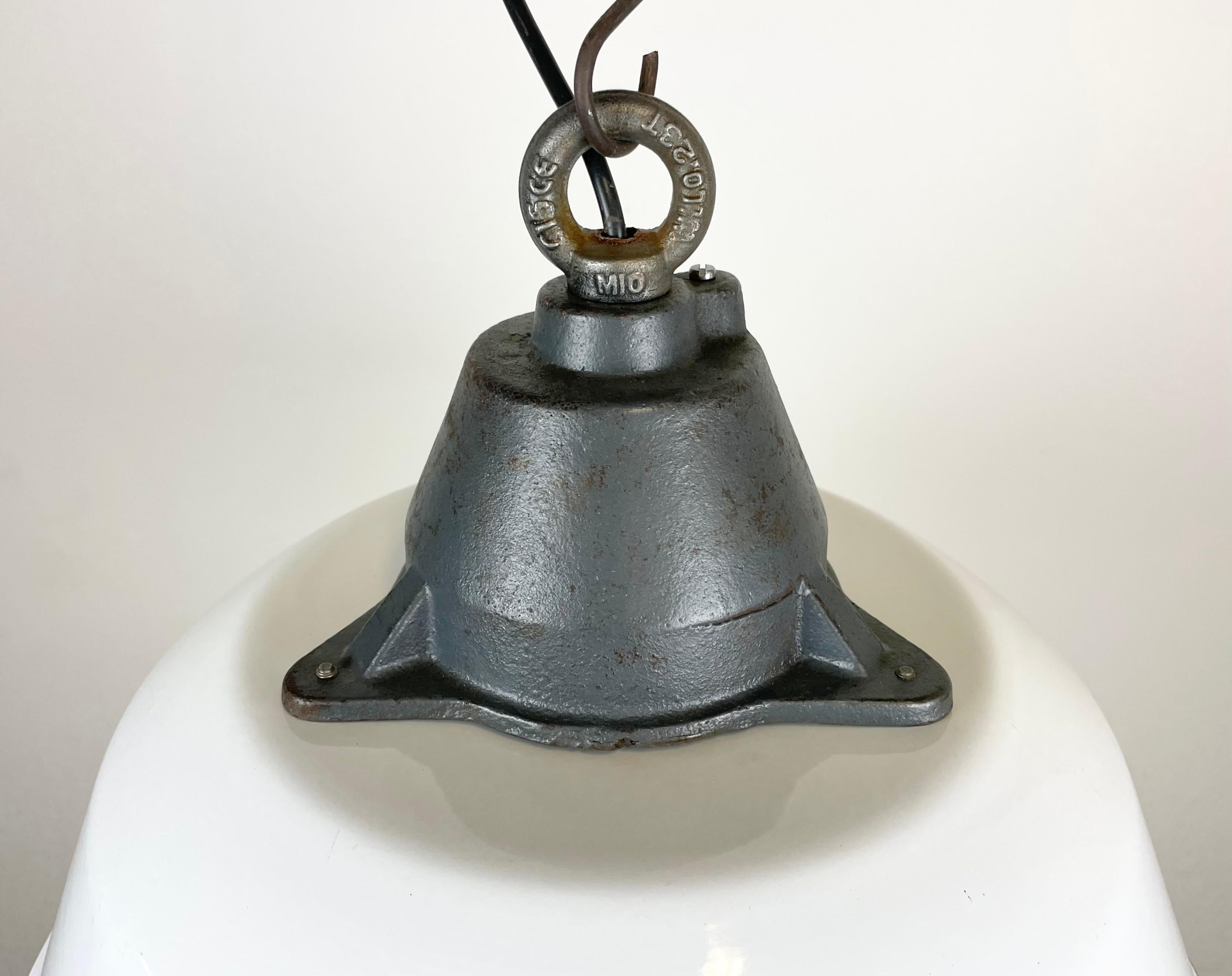 White Enamel and Cast Iron Industrial Pendant Light with Glass Cover, 1960s For Sale 2
