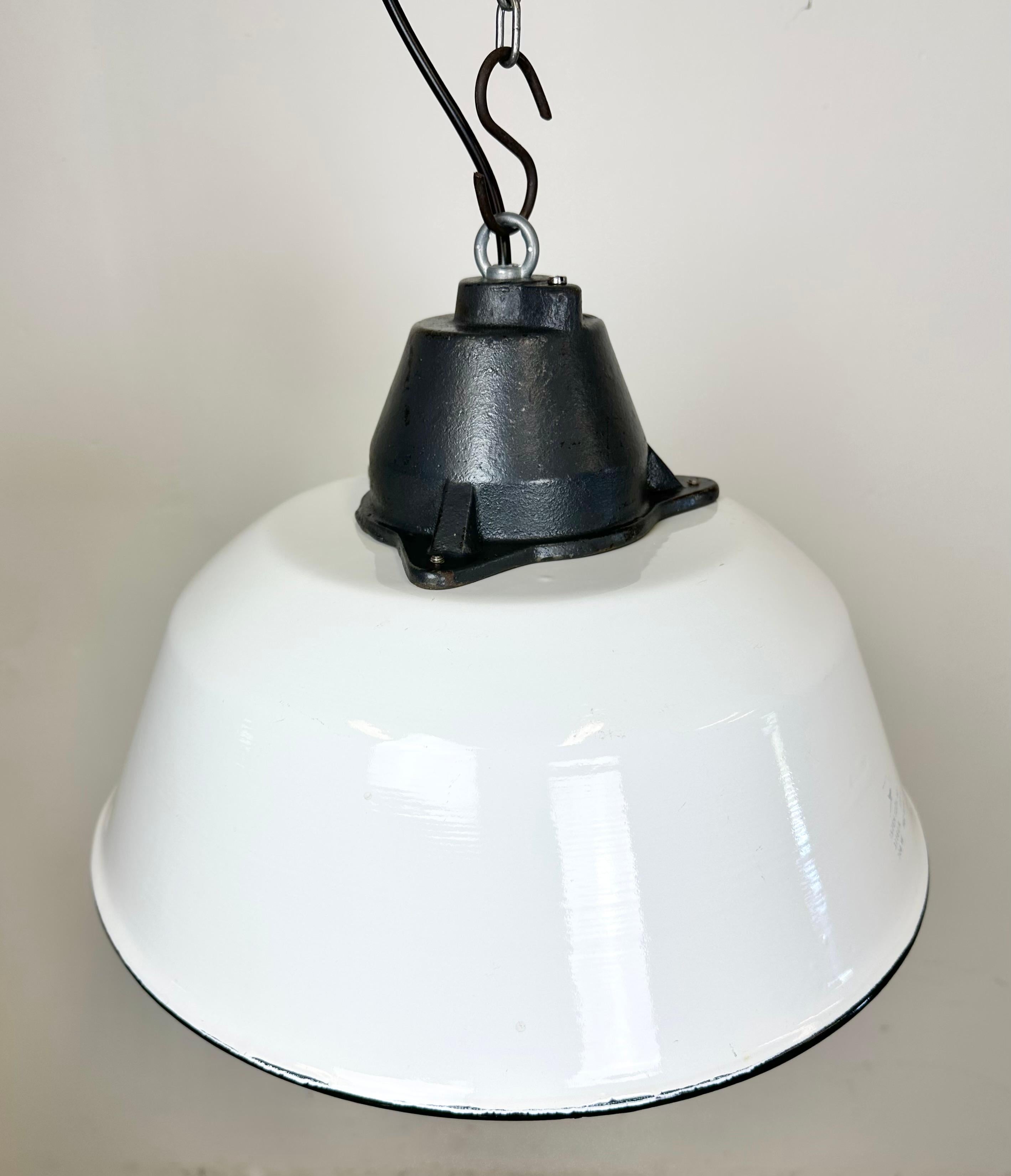 Smalto Lampada a sospensione industriale in smalto bianco e ghisa con copertura in vetro, anni '60 in vendita