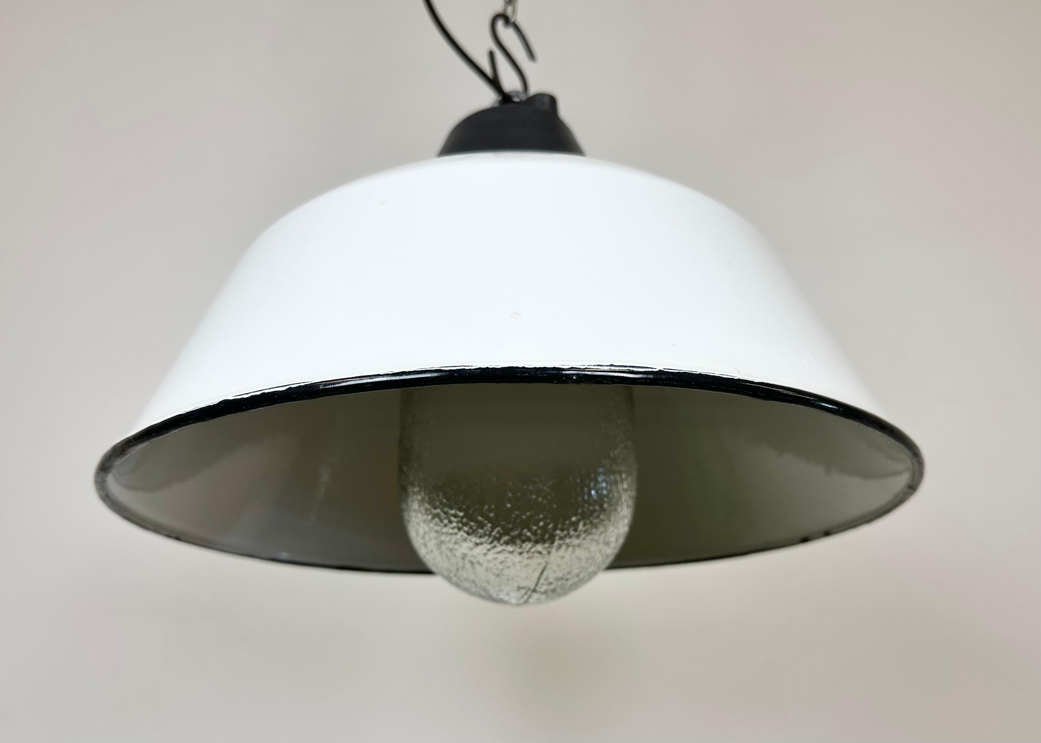 Lampada a sospensione industriale in smalto bianco e ghisa con copertura in vetro, anni '60 in vendita 1