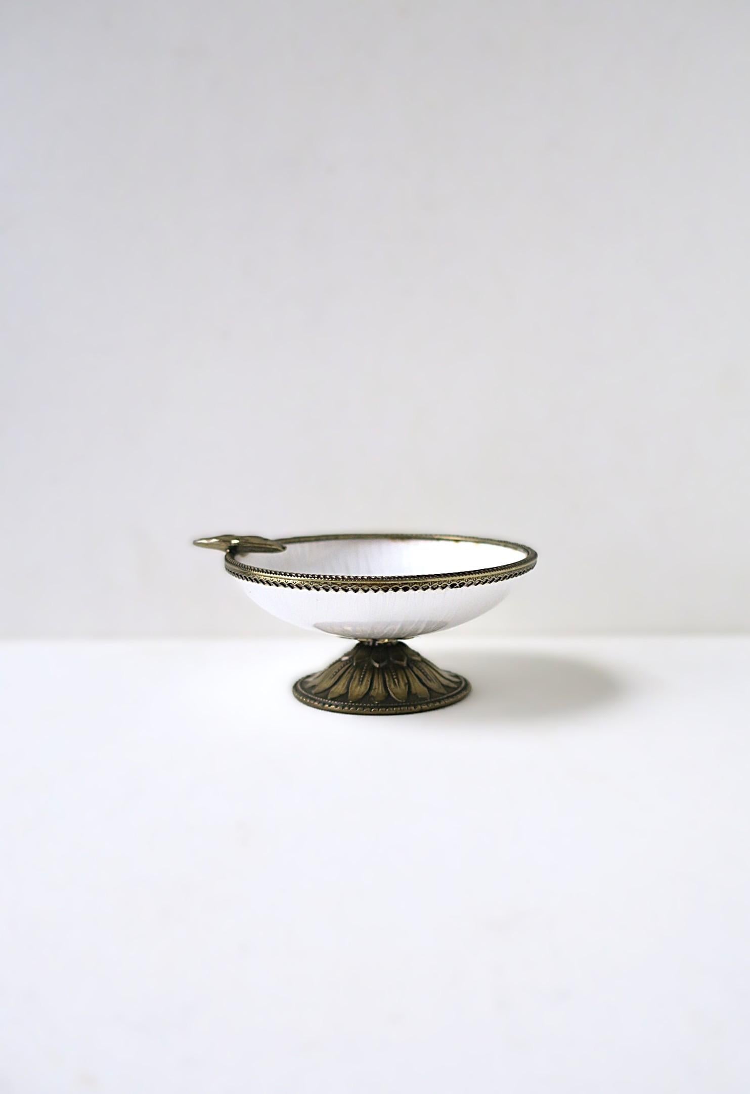 Ein schöner und gut gearbeiteter Aschenbecher oder eine Schmuckschale mit Fuß aus weißer Guilloche-Emaille und Metall, etwa Anfang bis Mitte des 20. Das Stück scheint nie benutzt worden zu sein. Die Schale ist mit weißer Emaille guillochiert,